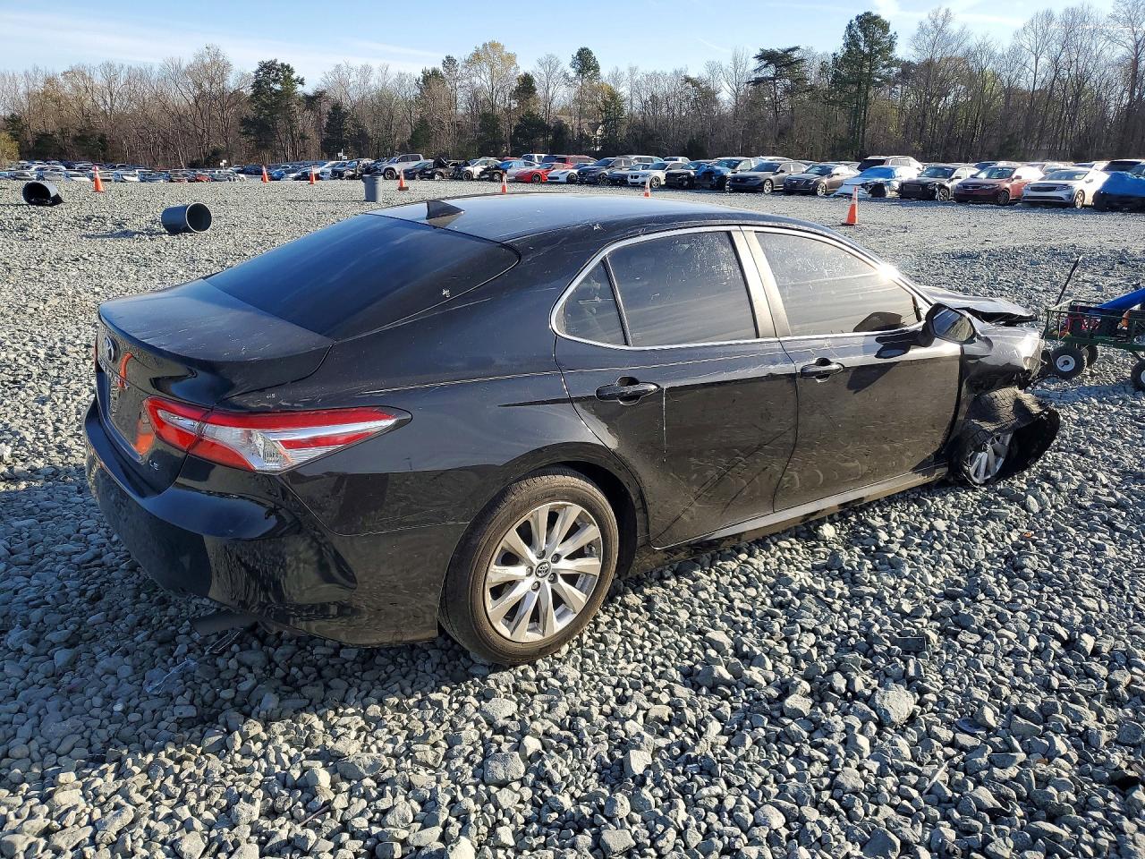 2019 TOYOTA CAMRY LE photo 3