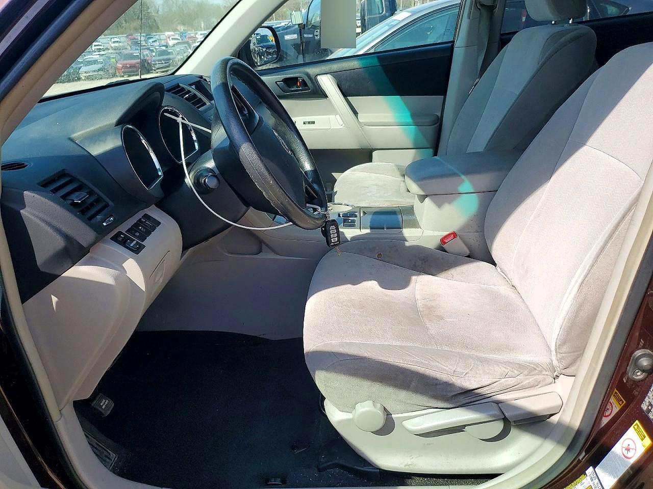 2012 TOYOTA HIGHLANDER BASE photo 19