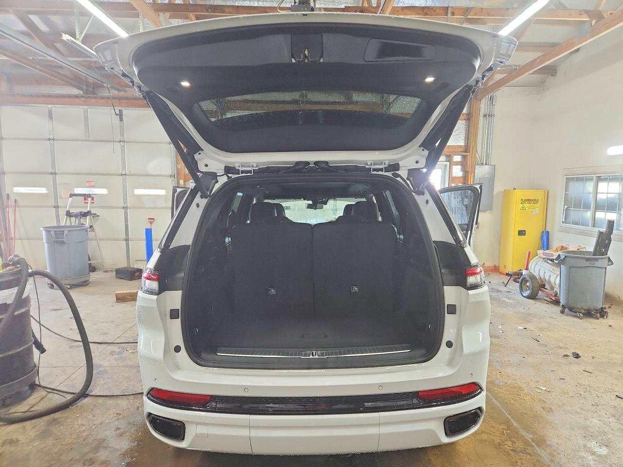 2023 JEEP GRAND CHEROKEE L SUMMIT photo 16