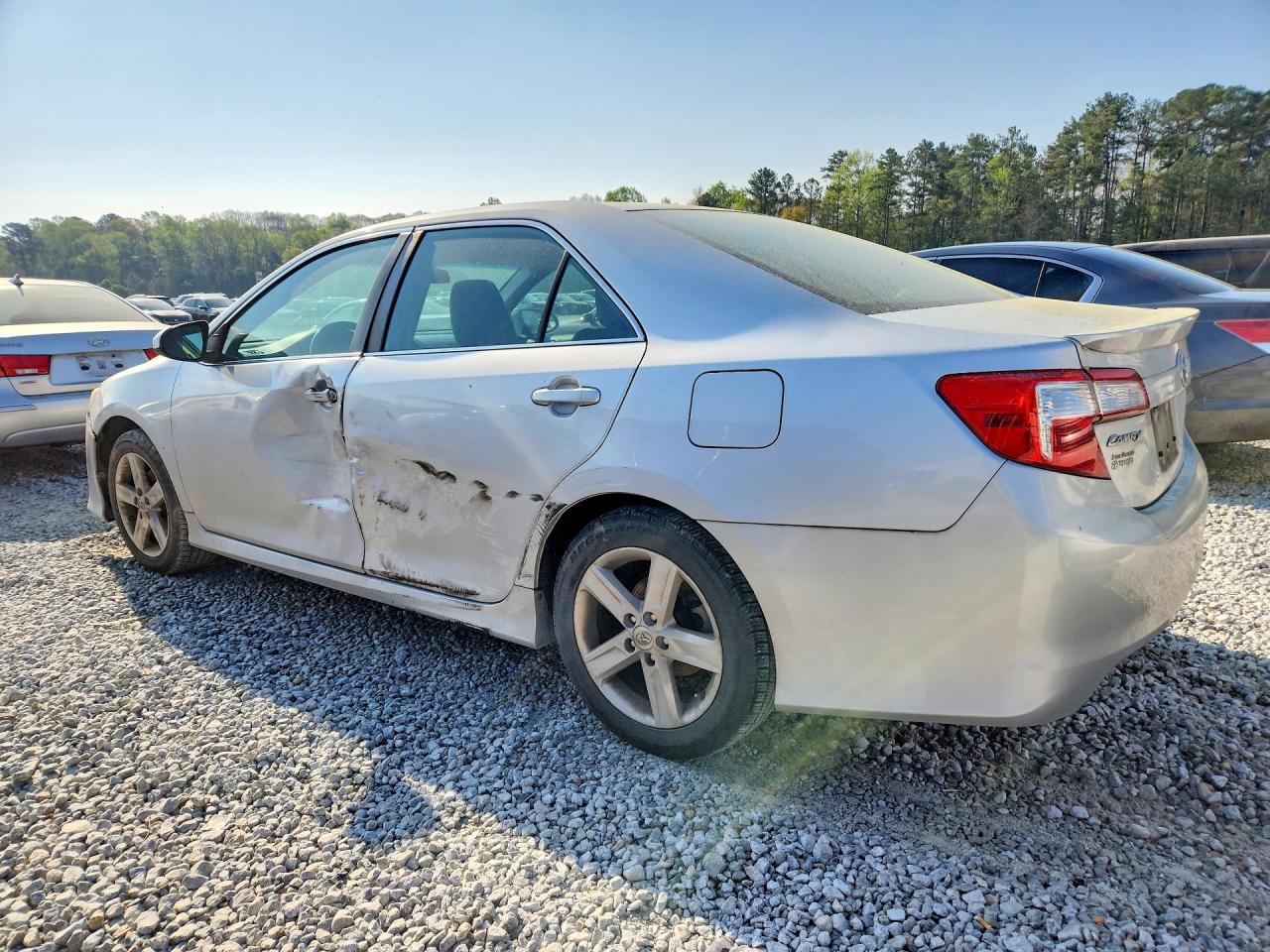 2014 TOYOTA CAMRY SE photo 3