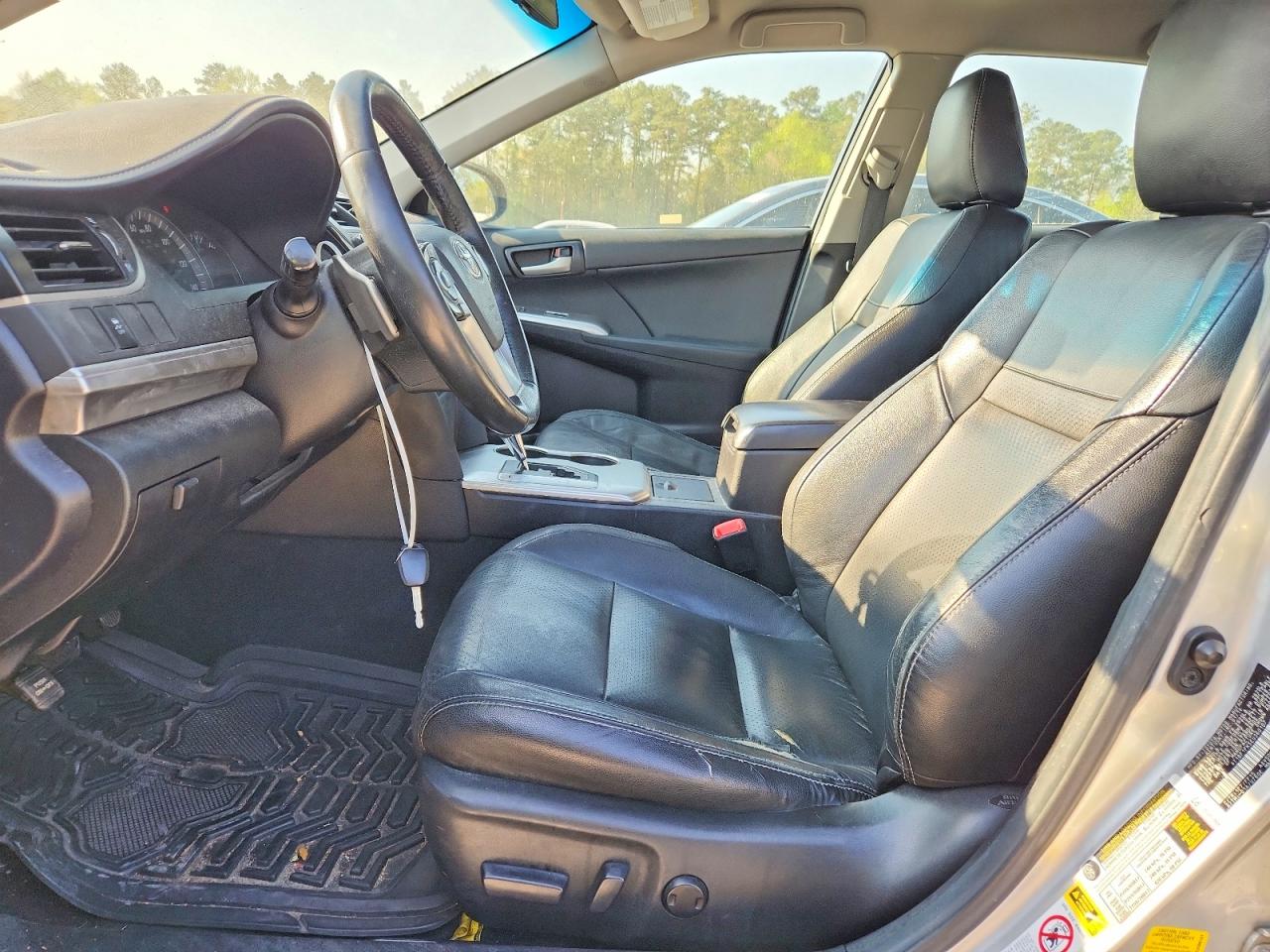 2014 TOYOTA CAMRY SE photo 13