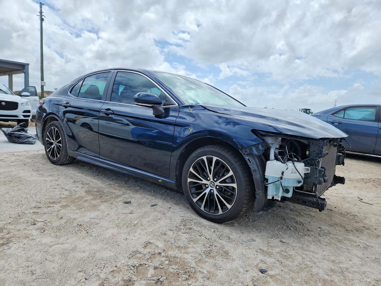 2019 TOYOTA CAMRY SE photo 4
