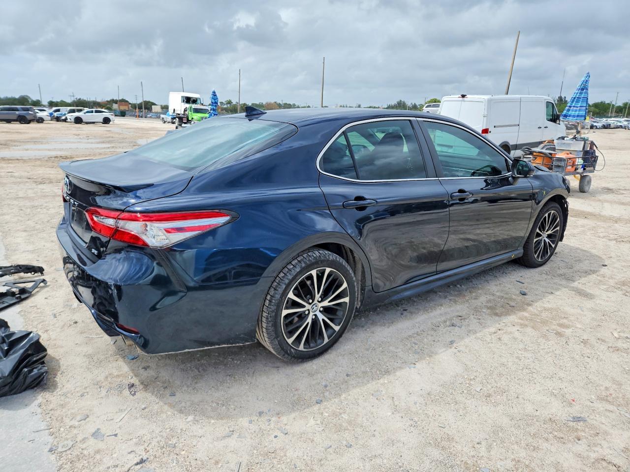 2019 TOYOTA CAMRY SE photo 3