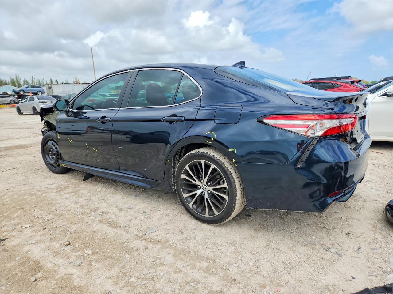 2019 TOYOTA CAMRY SE photo 2