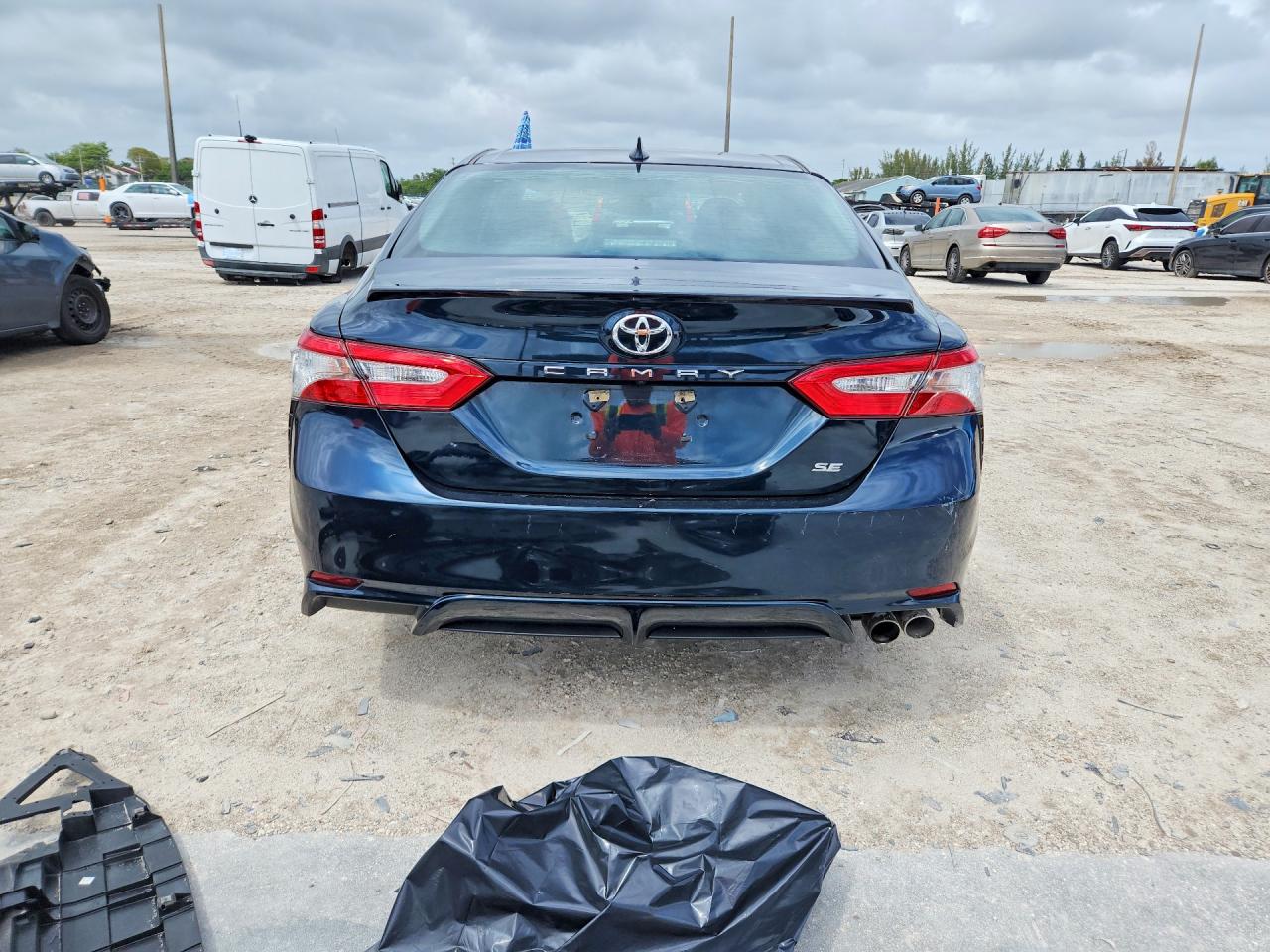 2019 TOYOTA CAMRY SE photo 6