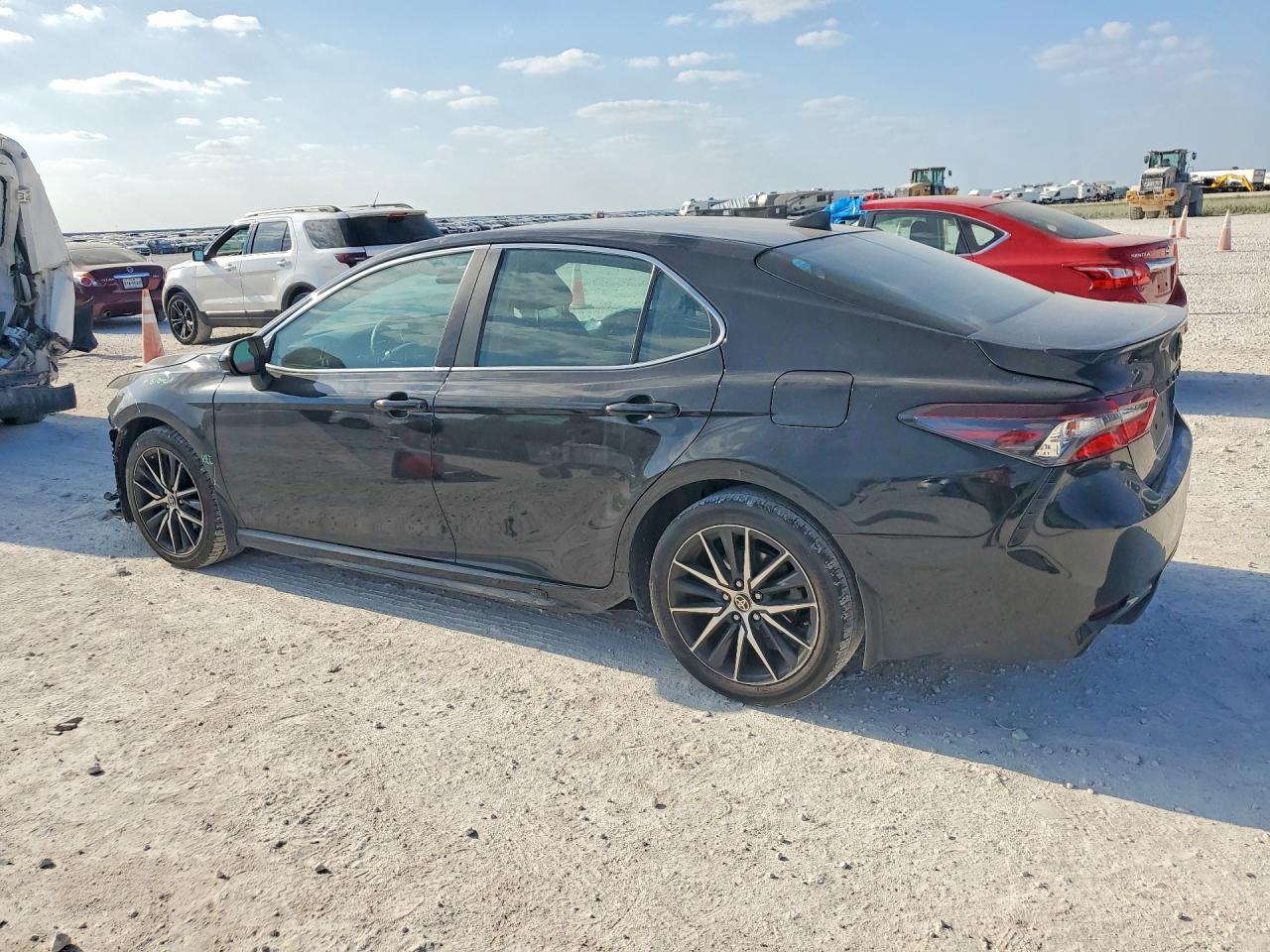 2021 TOYOTA CAMRY SE photo 3
