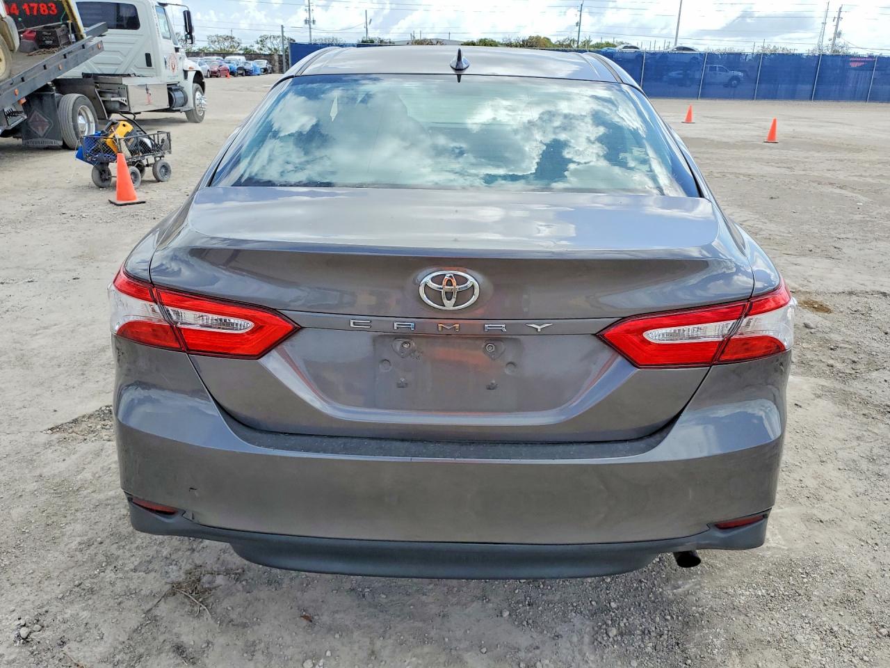 2019 TOYOTA CAMRY LE photo 16