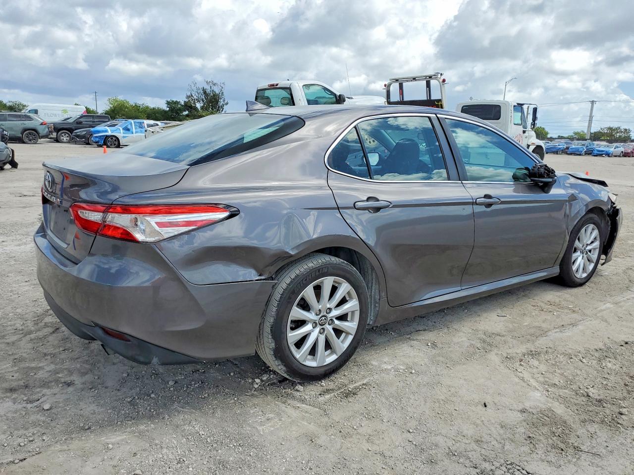2019 TOYOTA CAMRY LE photo 7