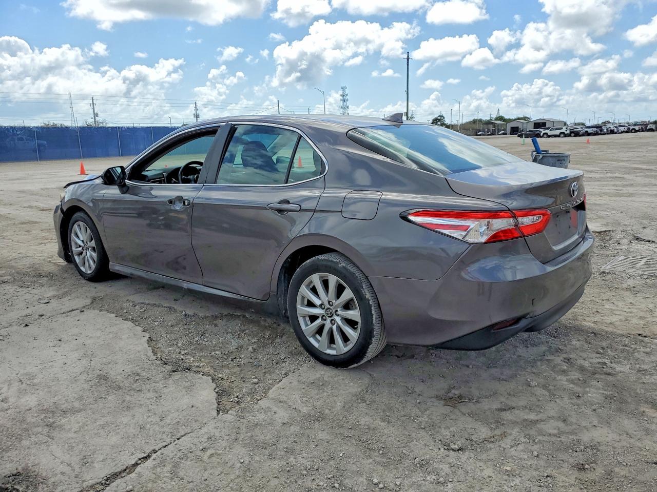 2019 TOYOTA CAMRY LE photo 4