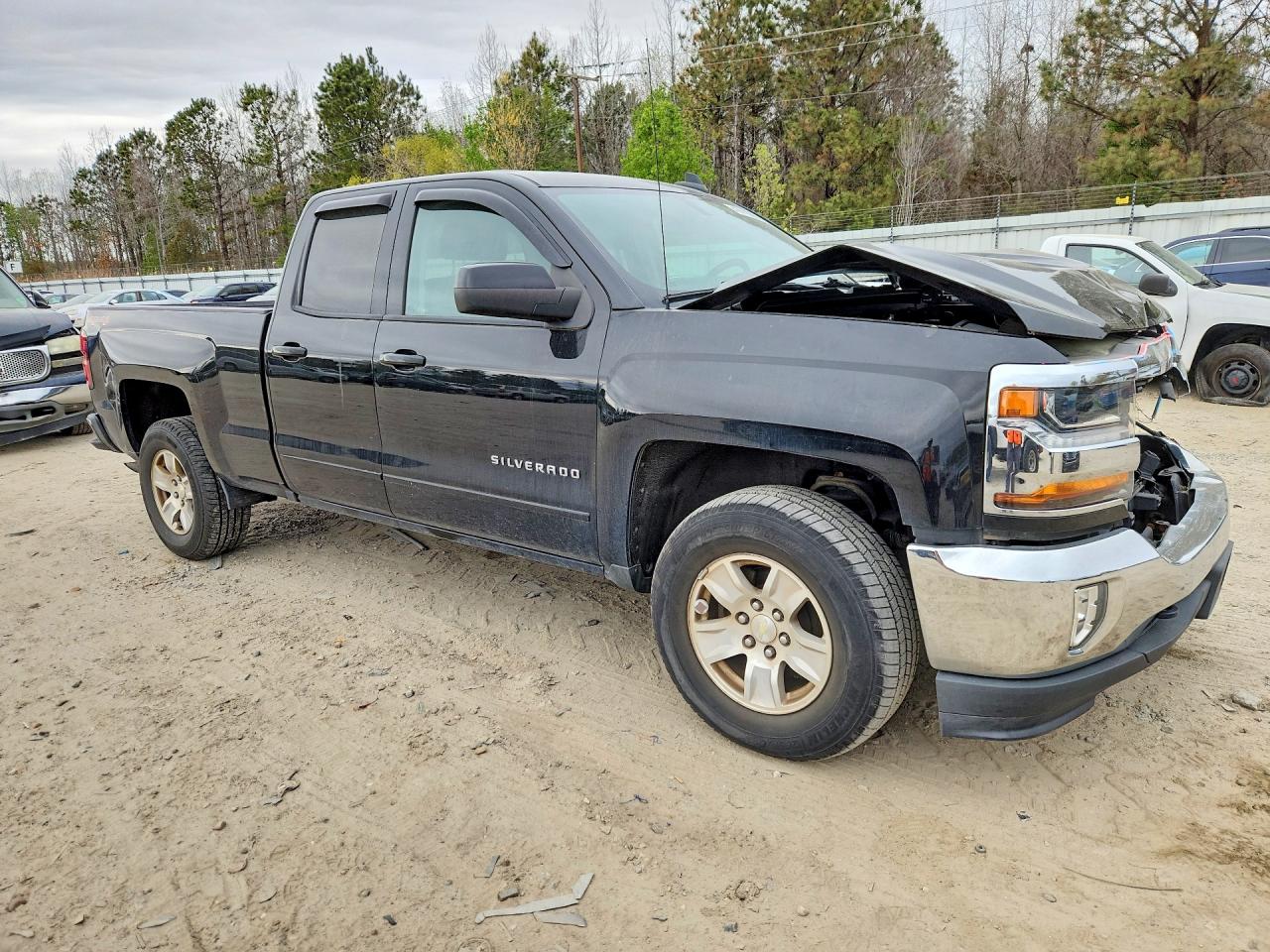 2017 CHEVROLET SILVERADO K1500 LT photo 4