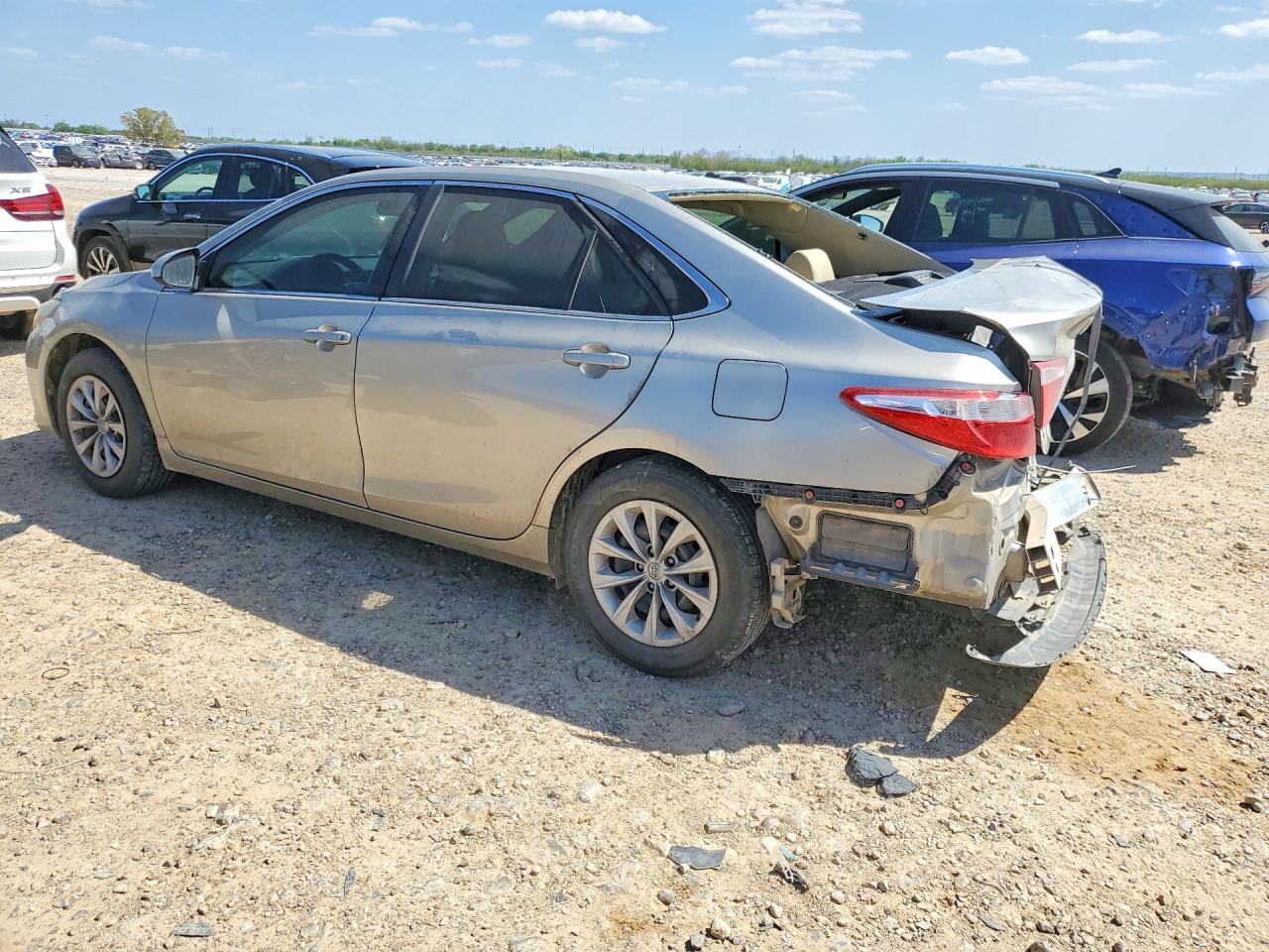 2015 TOYOTA CAMRY LE photo 3