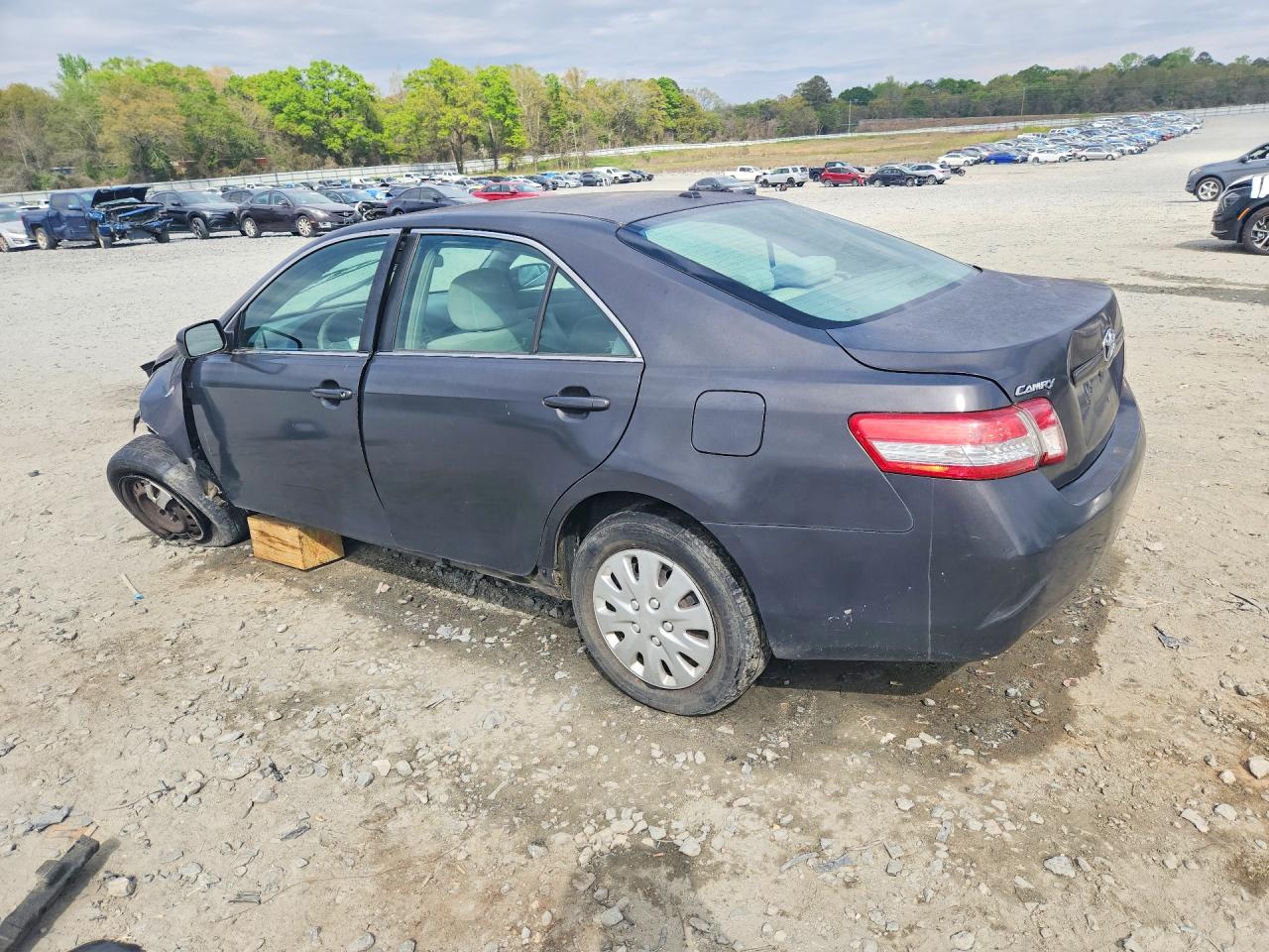2010 TOYOTA CAMRY LE photo 3