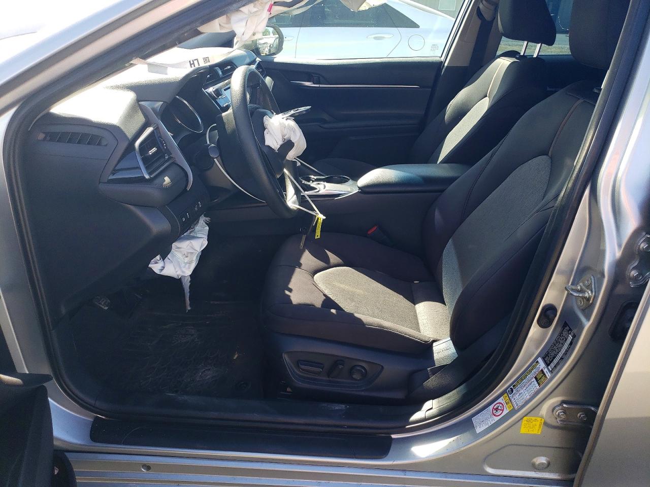 2019 TOYOTA CAMRY LE photo 13