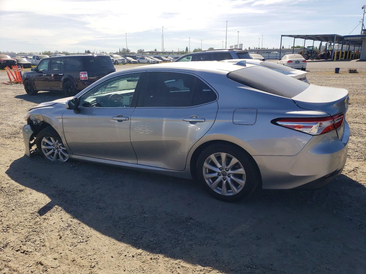 2019 TOYOTA CAMRY LE photo 3