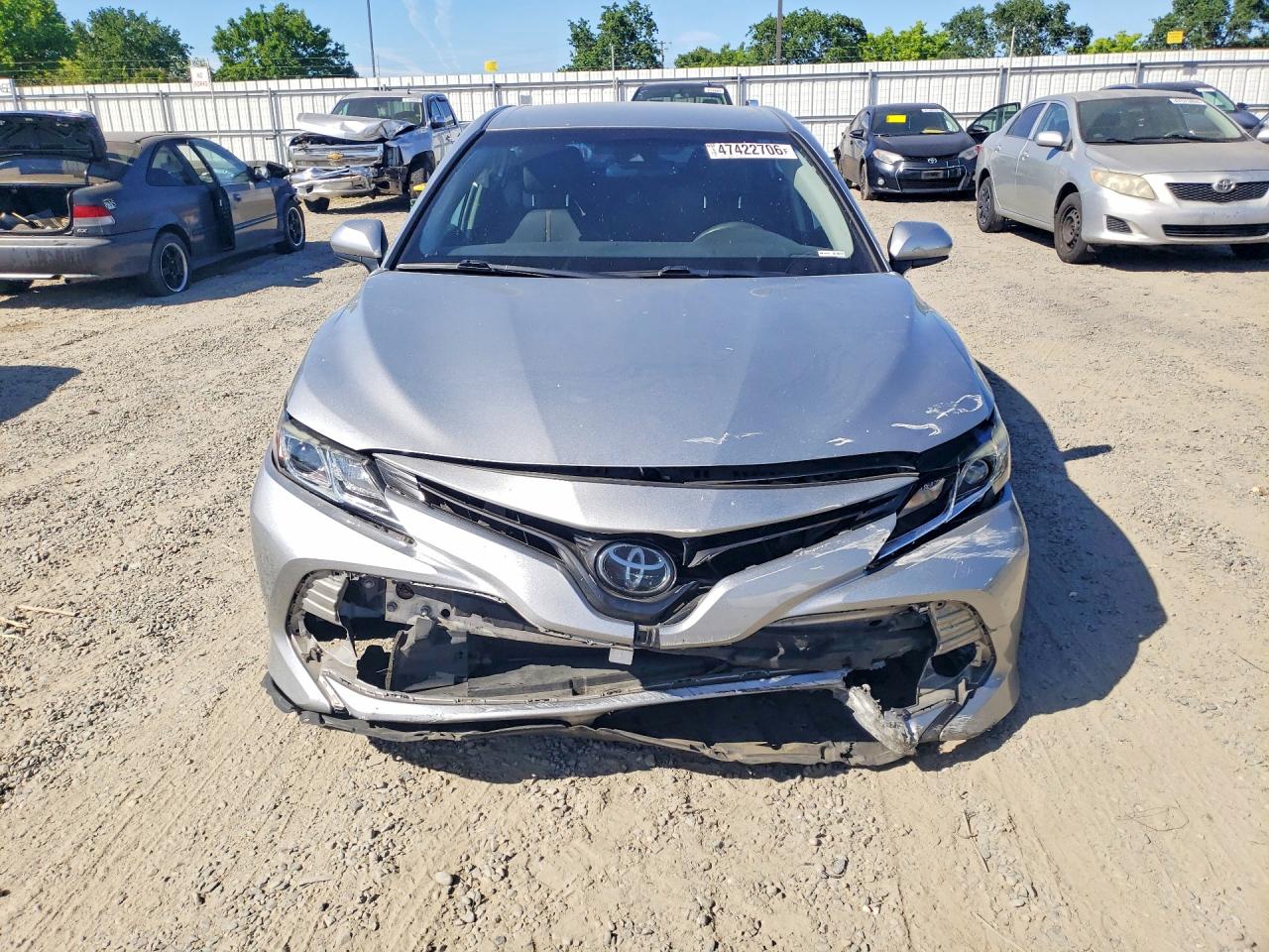 2019 TOYOTA CAMRY LE photo 9