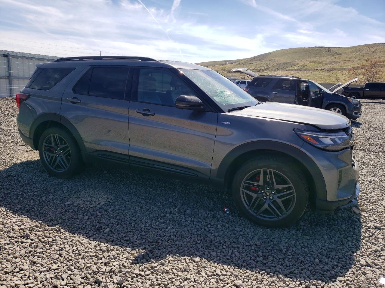 2025 FORD EXPLORER ST-LINE photo 4