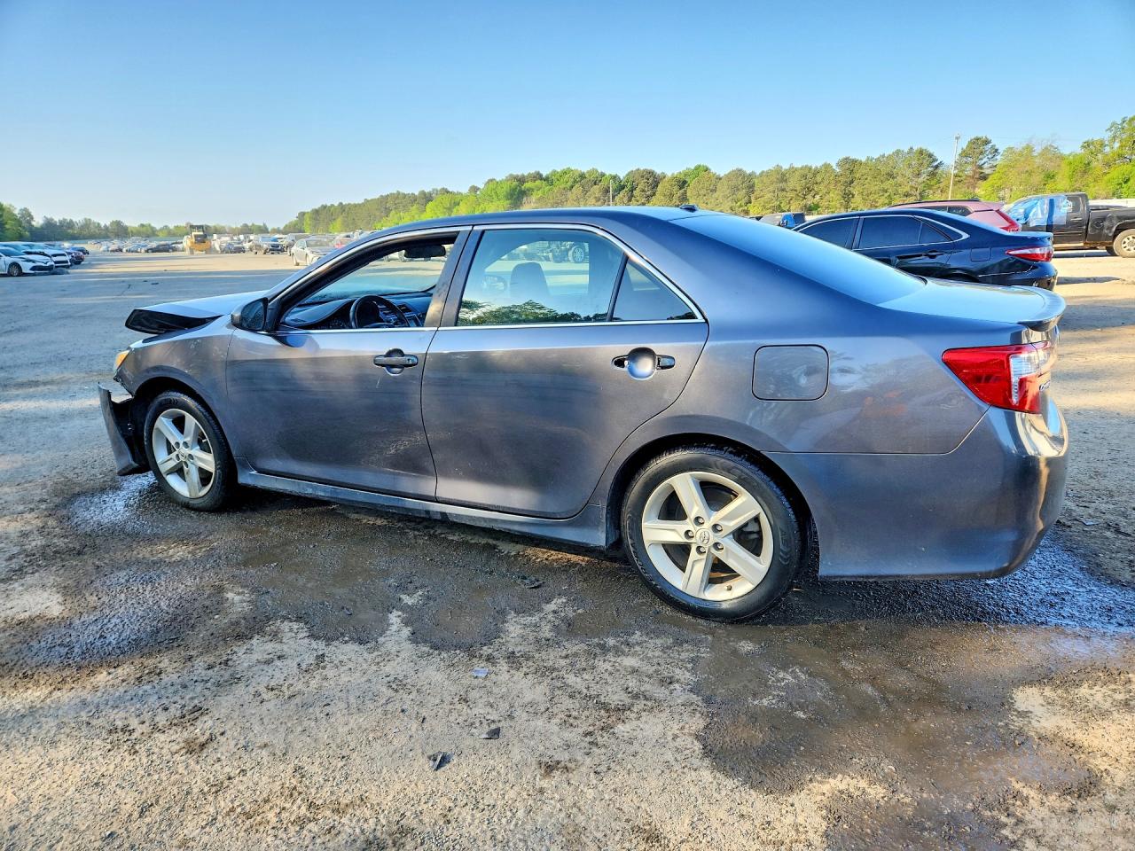 2013 TOYOTA CAMRY SE photo 2