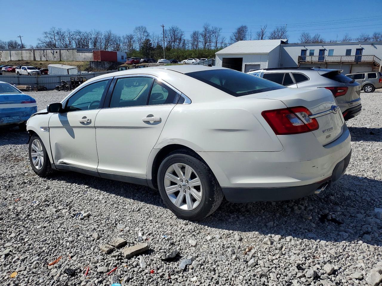 2010 FORD TAURUS SE photo 3
