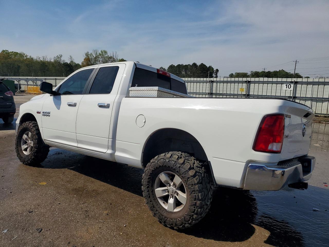 2016 RAM 1500 SLT photo 3