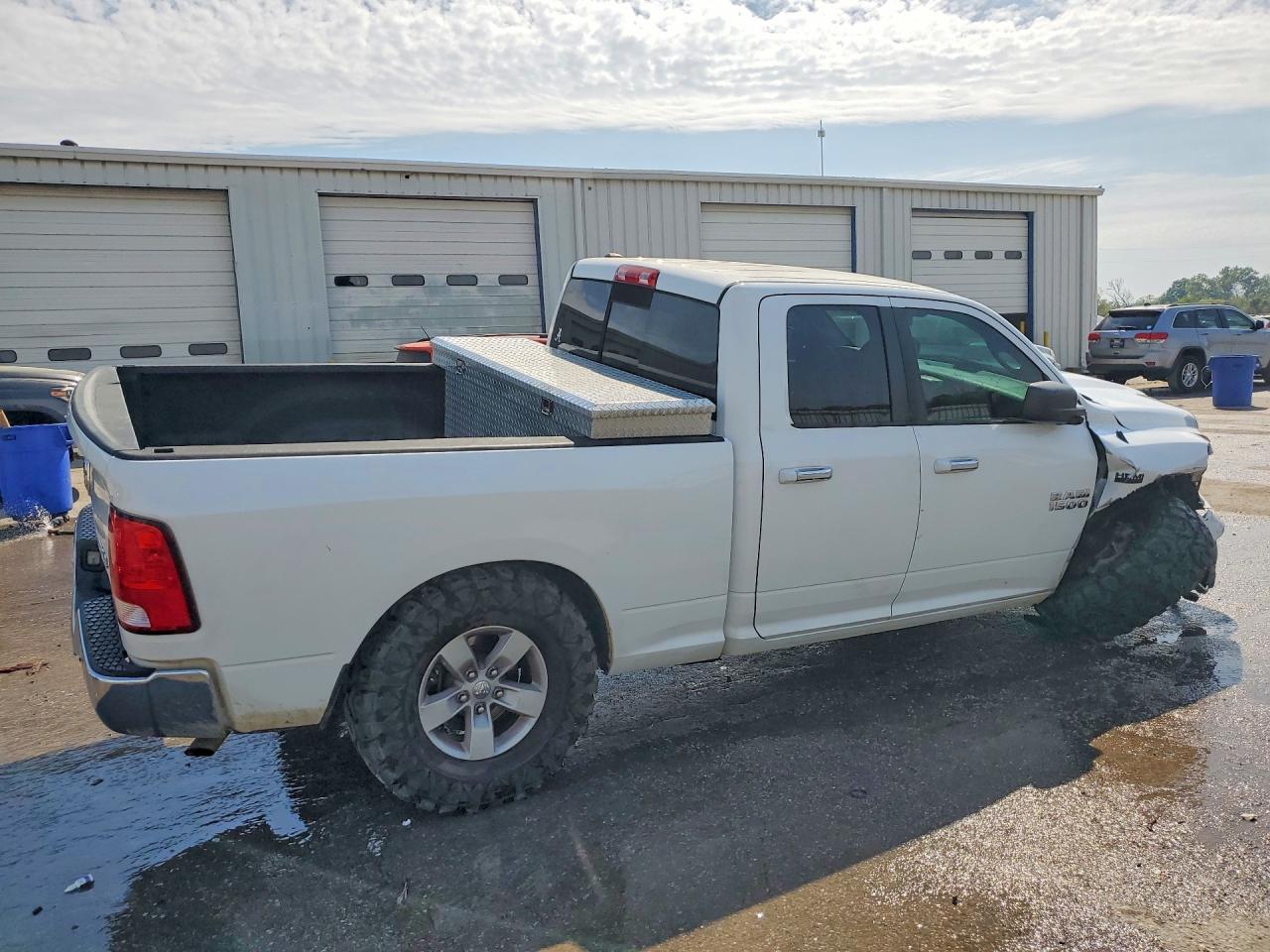 2016 RAM 1500 SLT photo 5