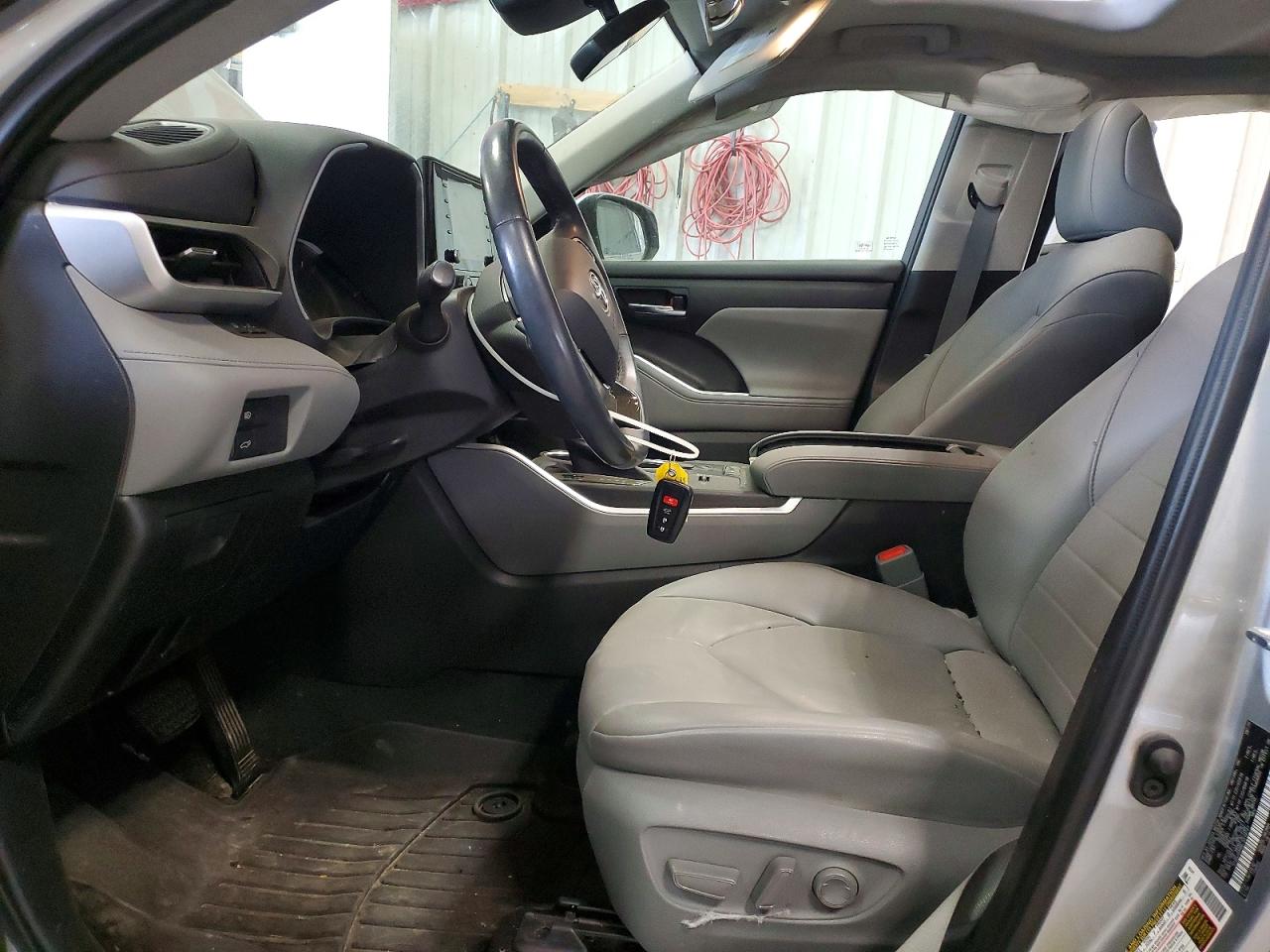 2020 TOYOTA HIGHLANDER XLE photo 13