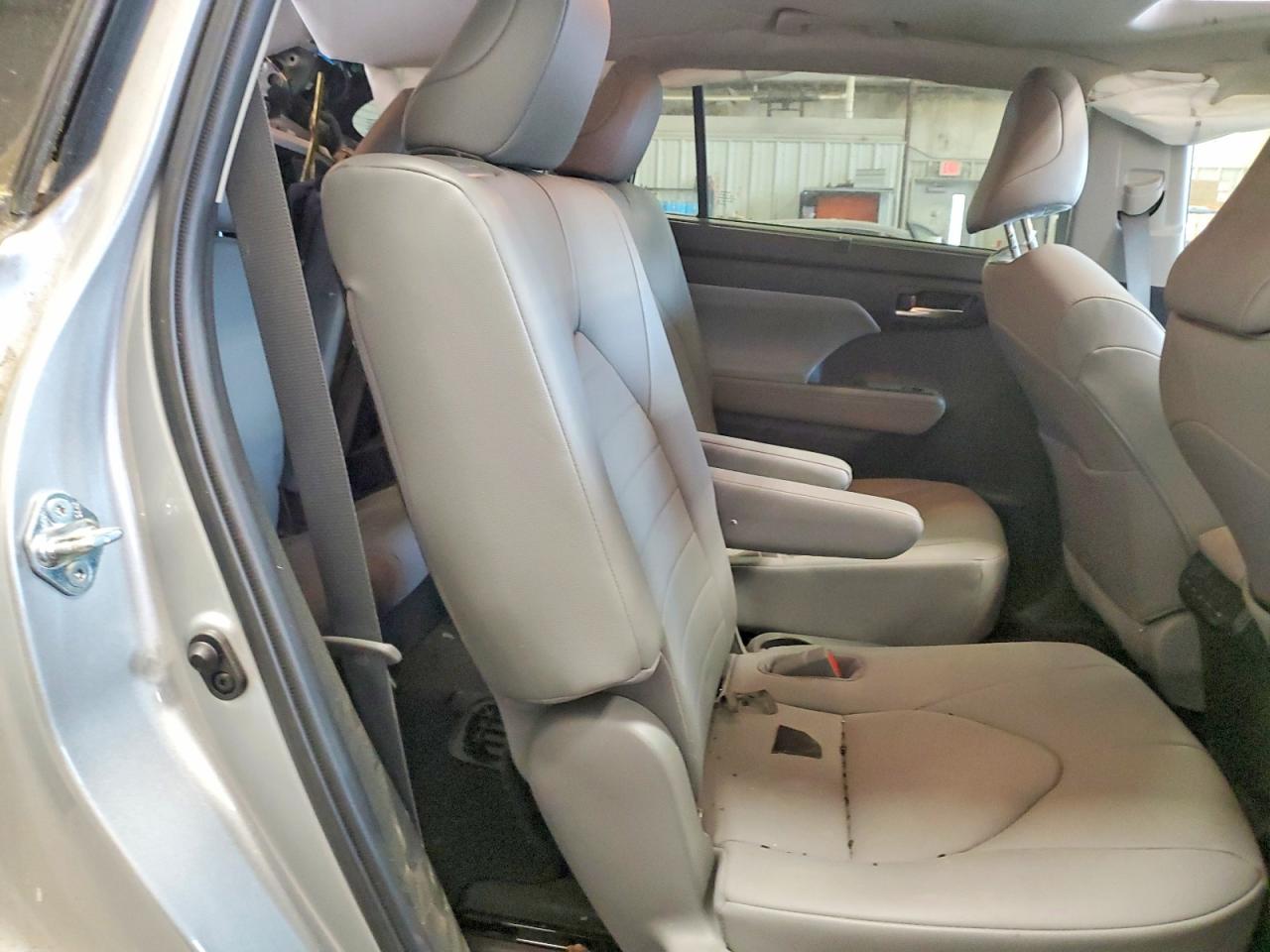 2020 TOYOTA HIGHLANDER XLE photo 21