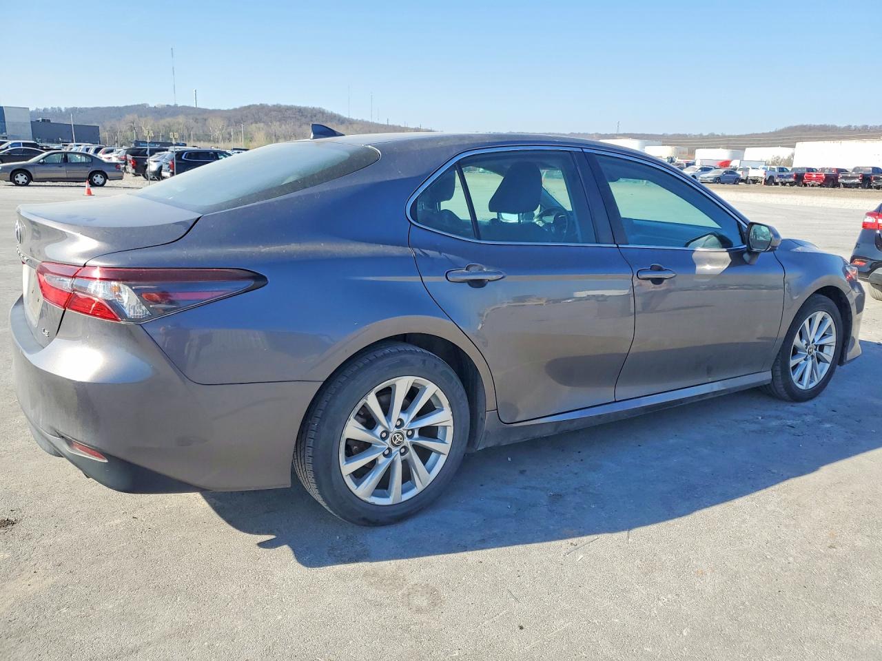 2021 TOYOTA CAMRY LE photo 5