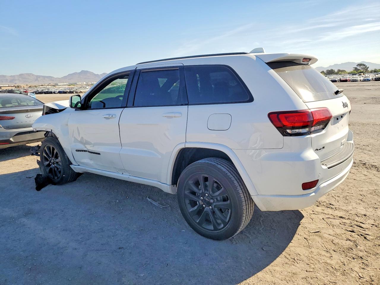 2019 JEEP GRAND CHEROKEE LAREDO photo 4