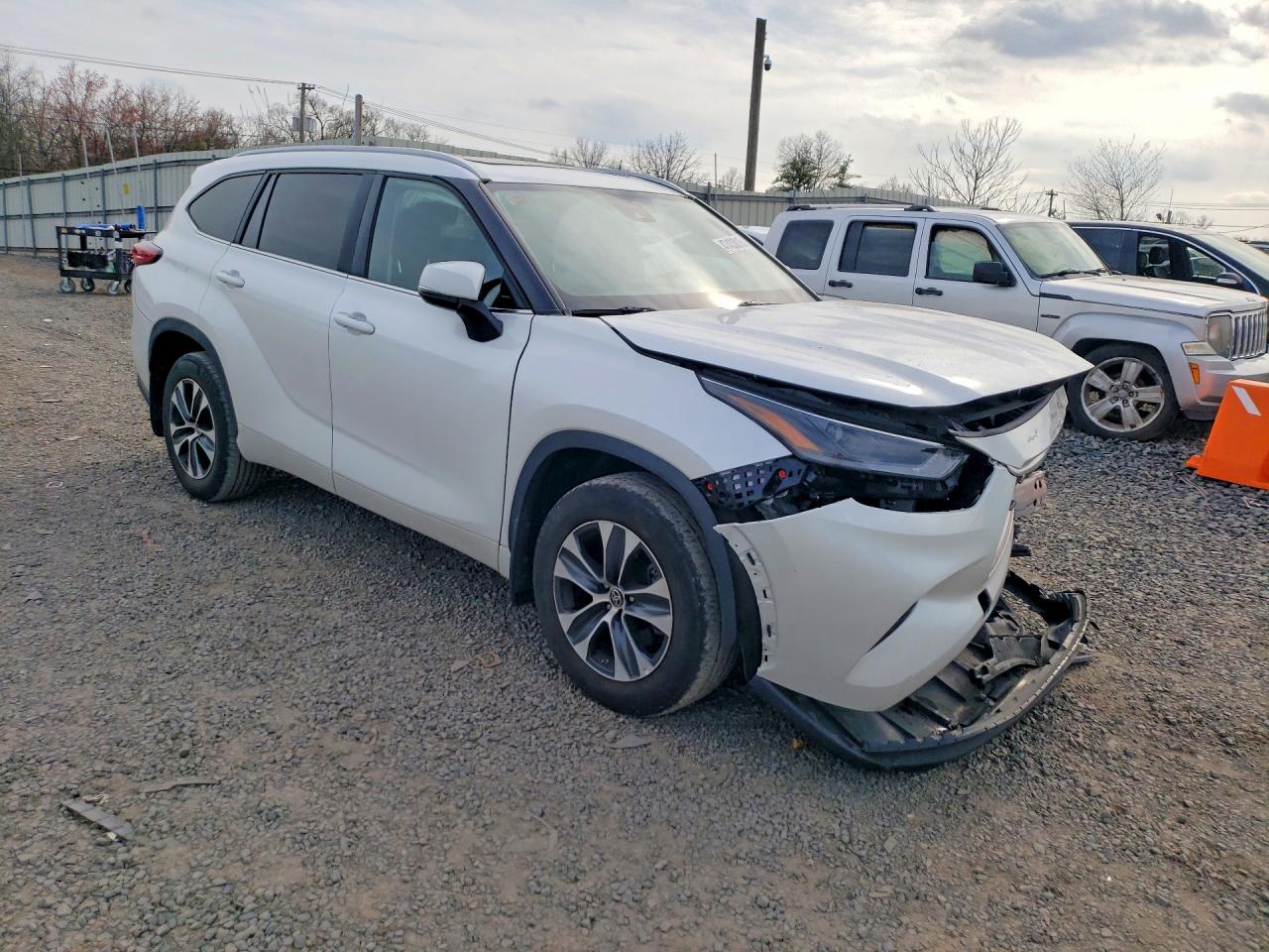 2023 TOYOTA HIGHLANDER XLE photo 7