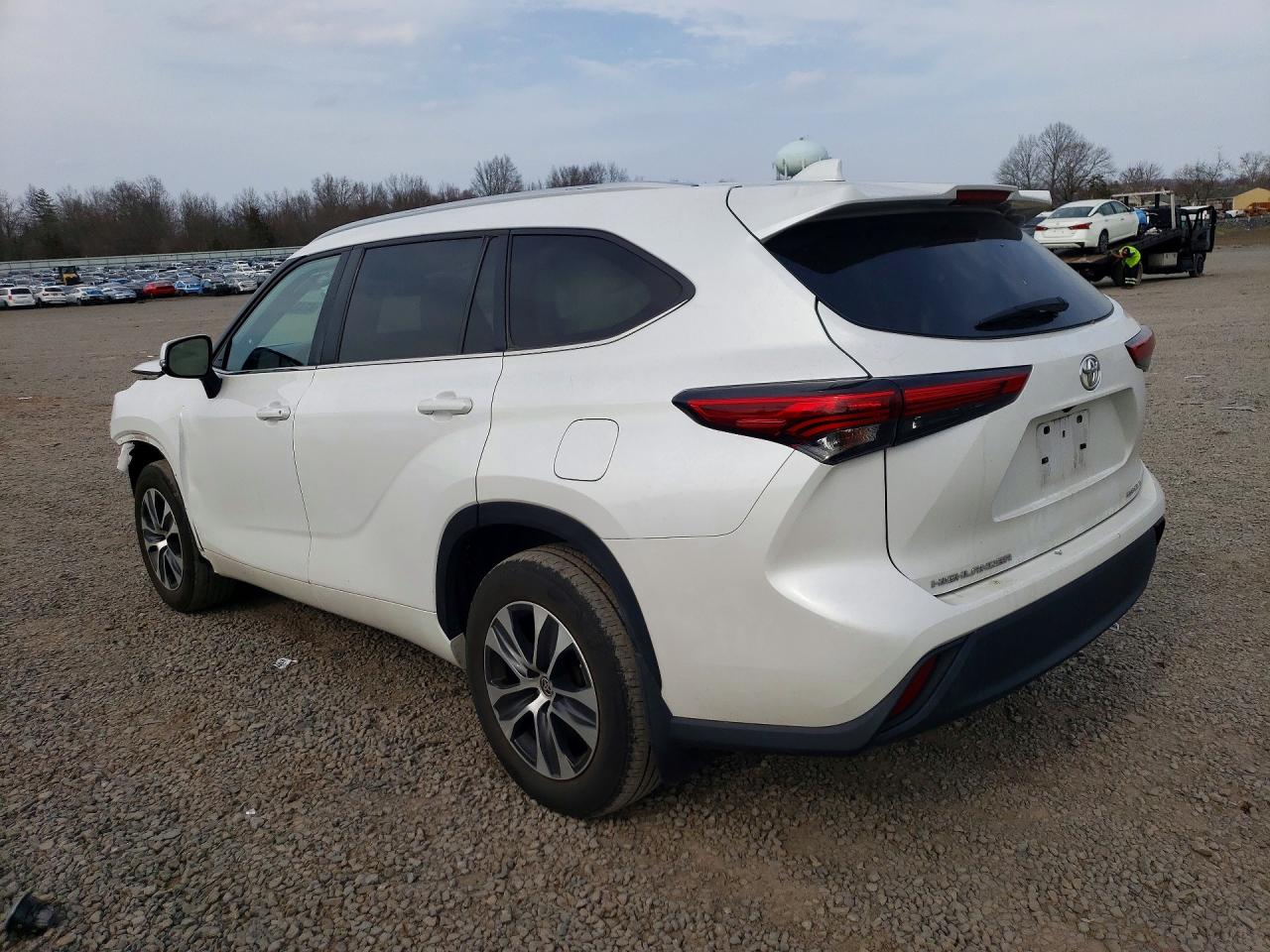 2023 TOYOTA HIGHLANDER XLE photo 3