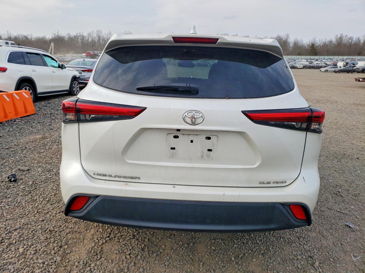 2023 TOYOTA HIGHLANDER XLE photo 11
