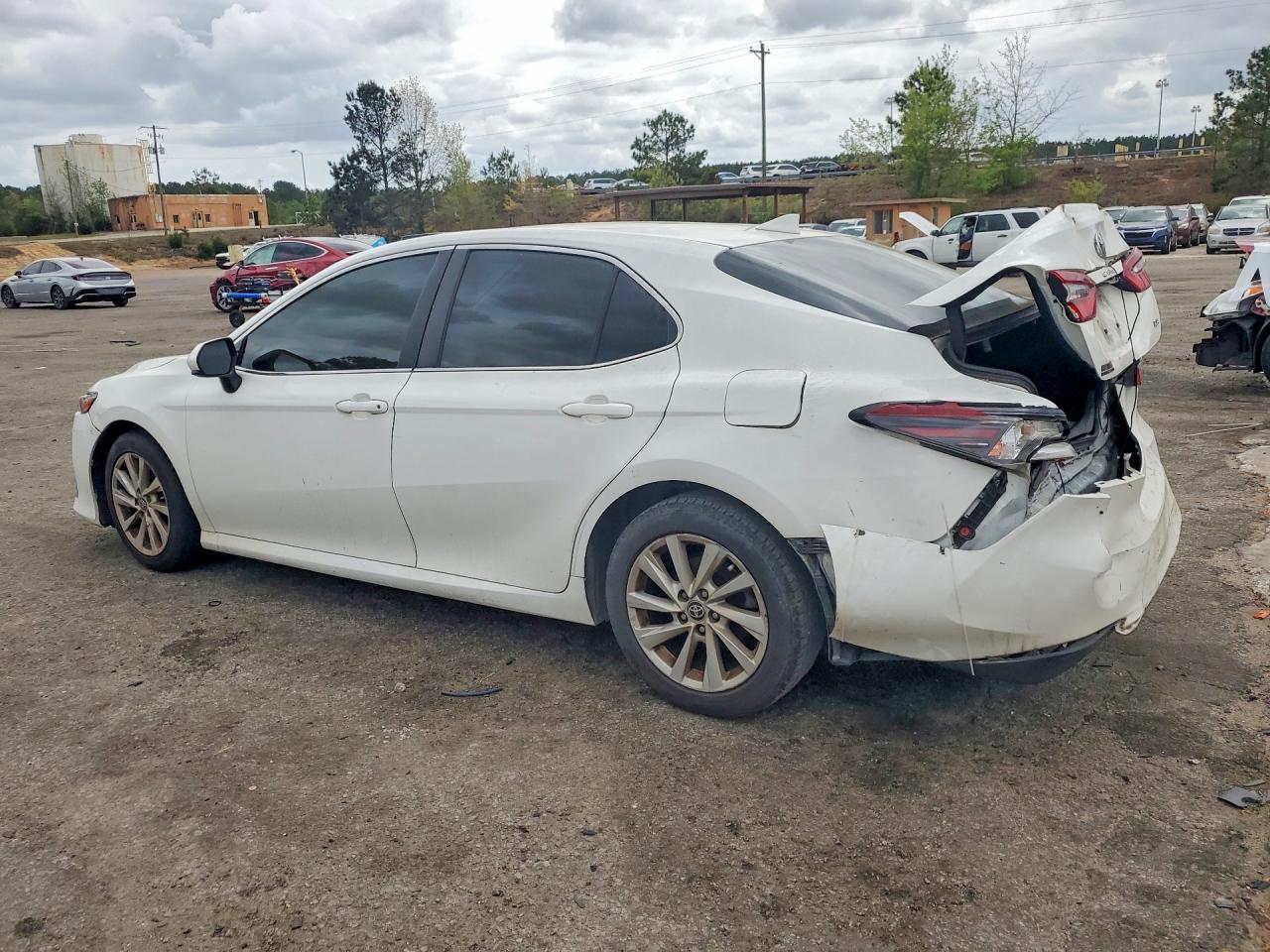 2023 TOYOTA CAMRY LE photo 3