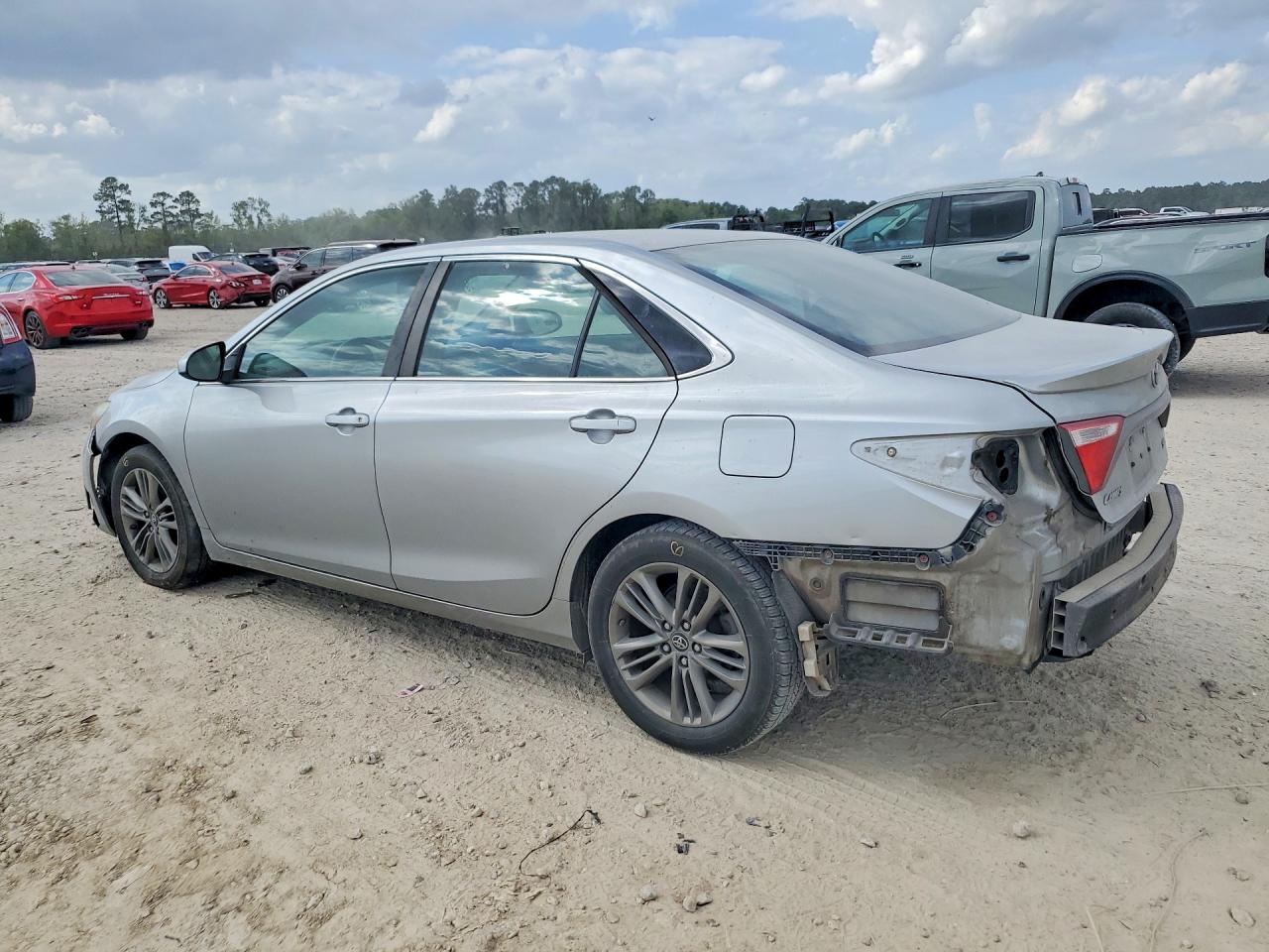 2016 TOYOTA CAMRY SE photo 3
