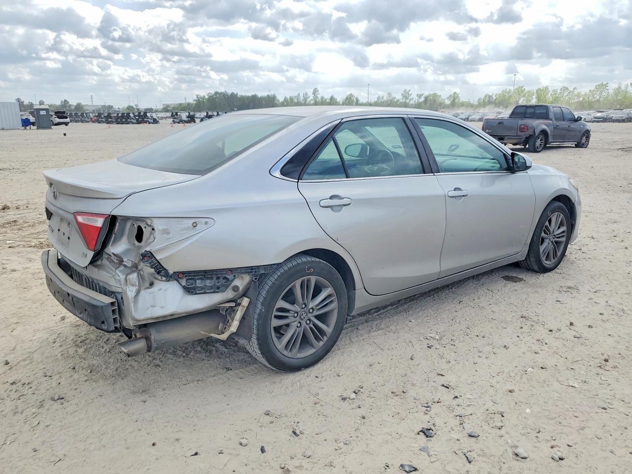 2016 TOYOTA CAMRY SE photo 5