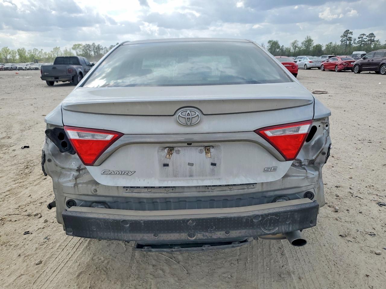 2016 TOYOTA CAMRY SE photo 11