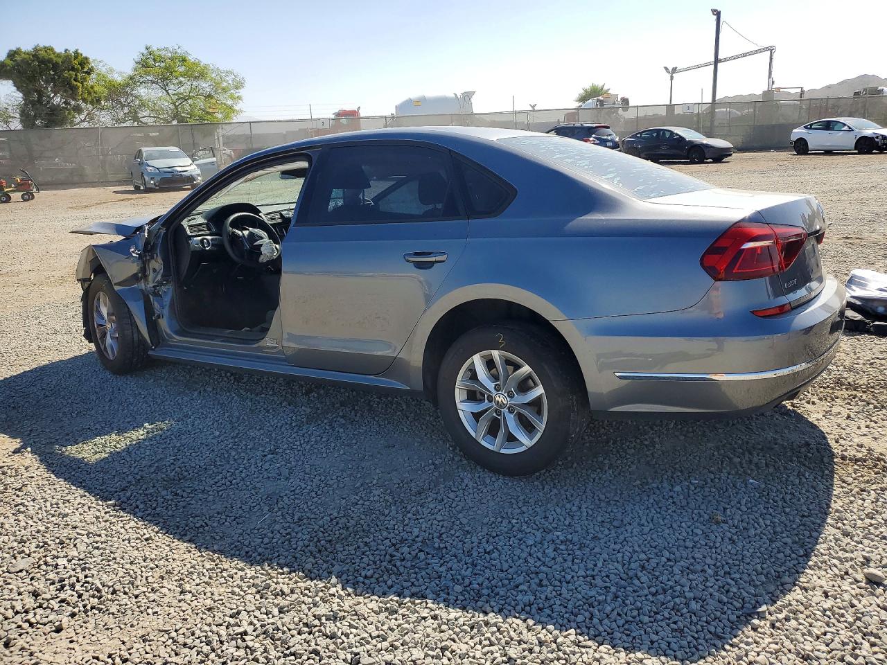 2018 VOLKSWAGEN PASSAT S photo 2