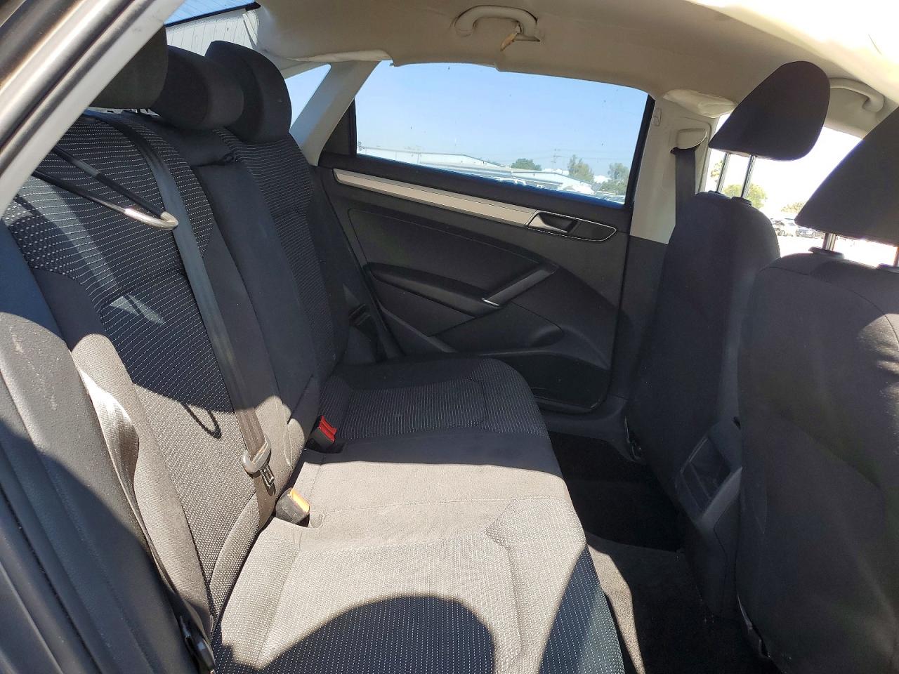 2018 VOLKSWAGEN PASSAT S photo 10