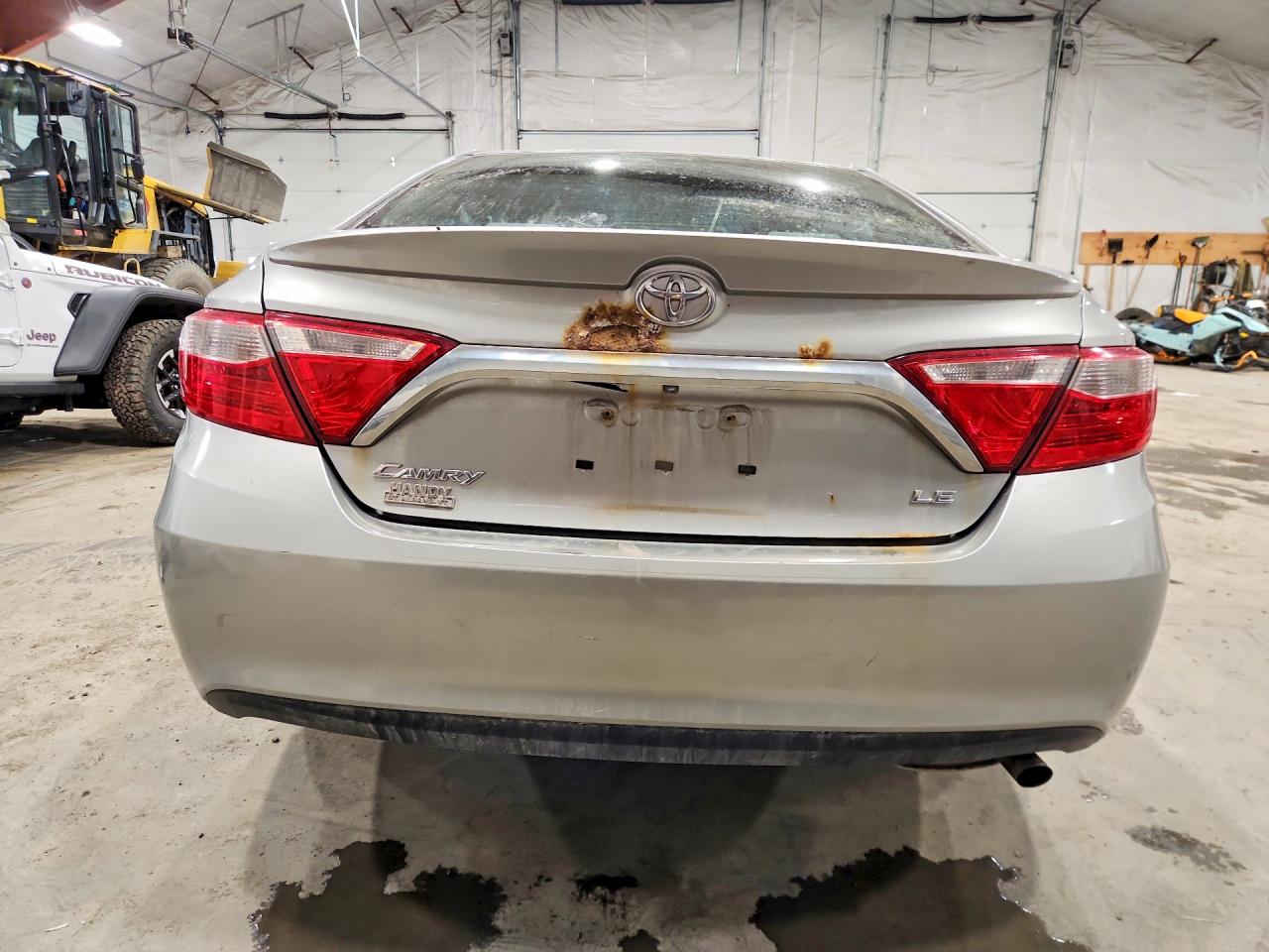 2015 TOYOTA CAMRY LE photo 11