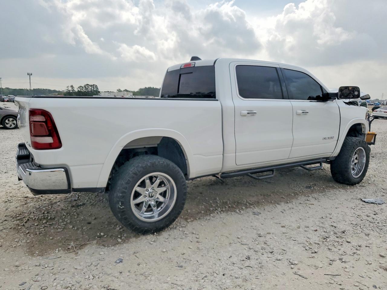 2019 RAM 1500 LARAMIE photo 3