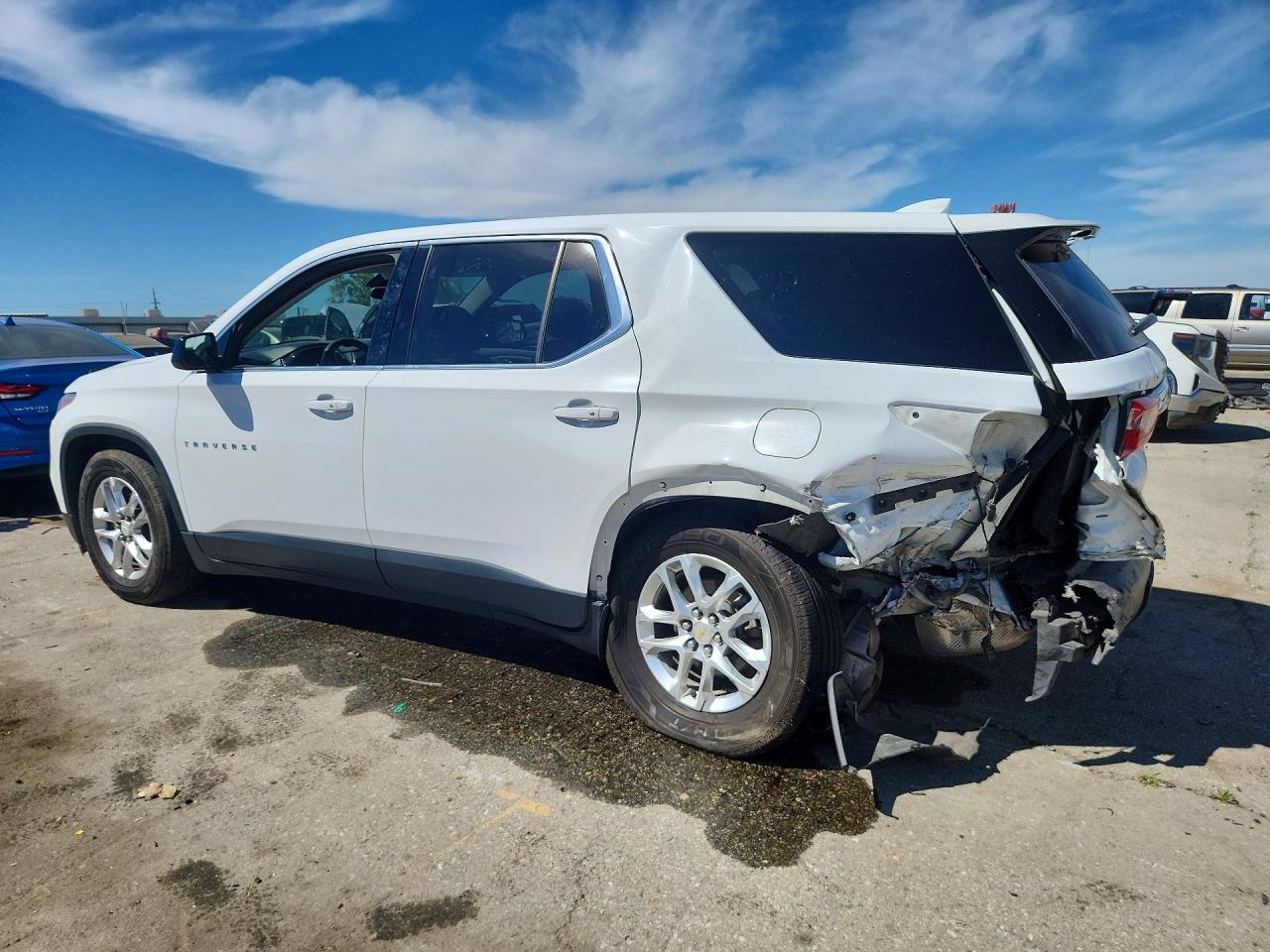 2019 CHEVROLET TRAVERSE LS photo 3