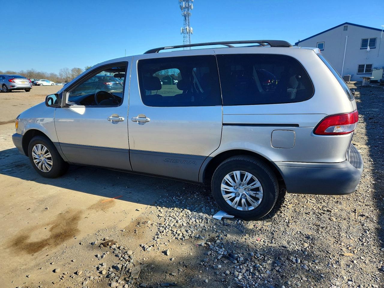 2002 TOYOTA SIENNA LE photo 4