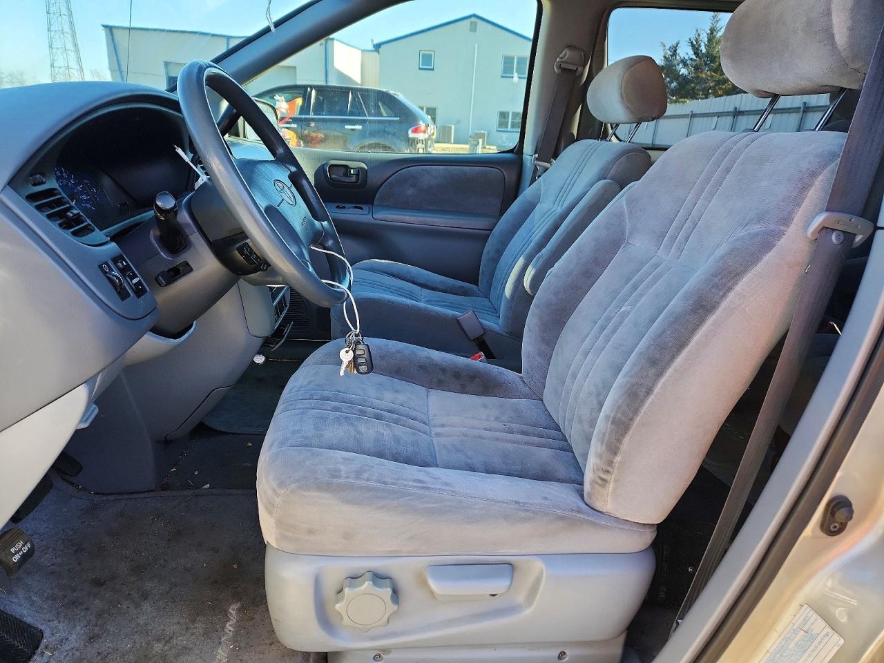 2002 TOYOTA SIENNA LE photo 19