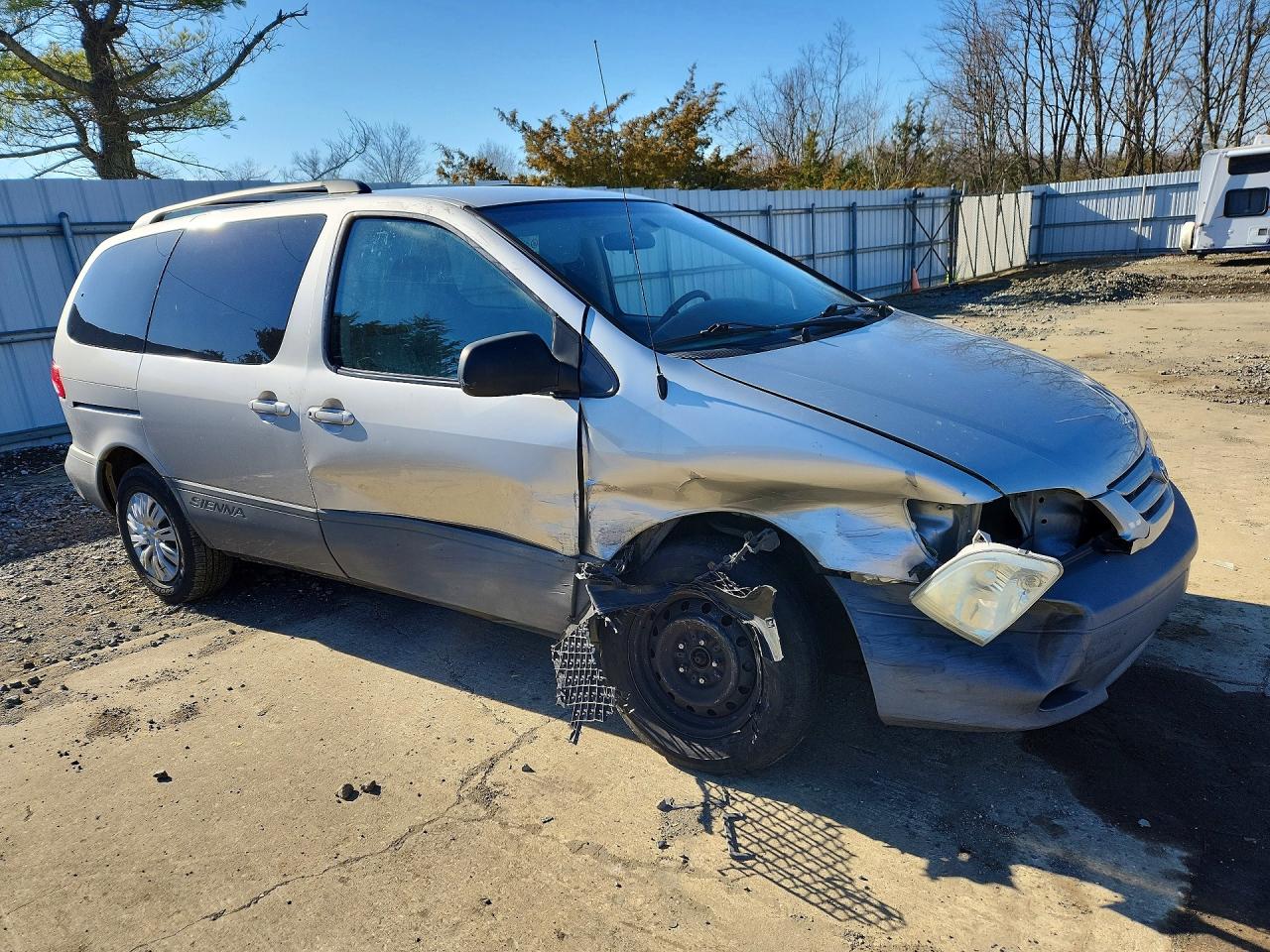 2002 TOYOTA SIENNA LE photo 10