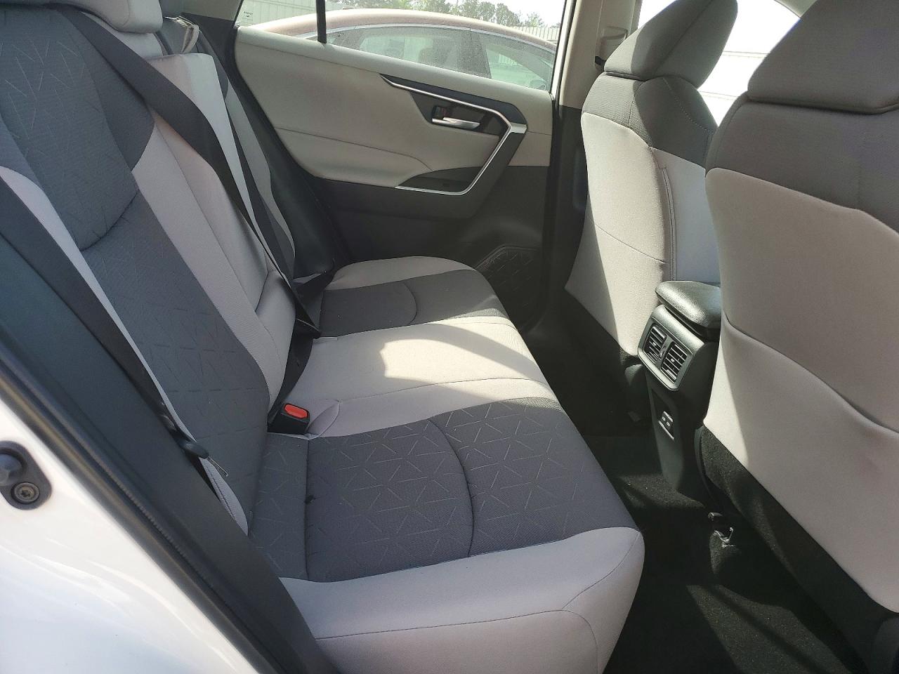 2025 TOYOTA RAV4 XLE photo 21