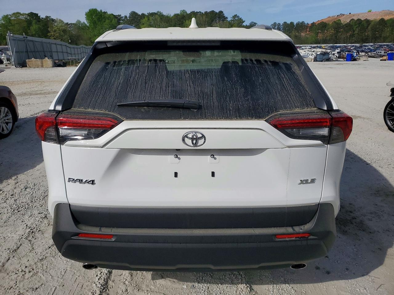 2025 TOYOTA RAV4 XLE photo 11