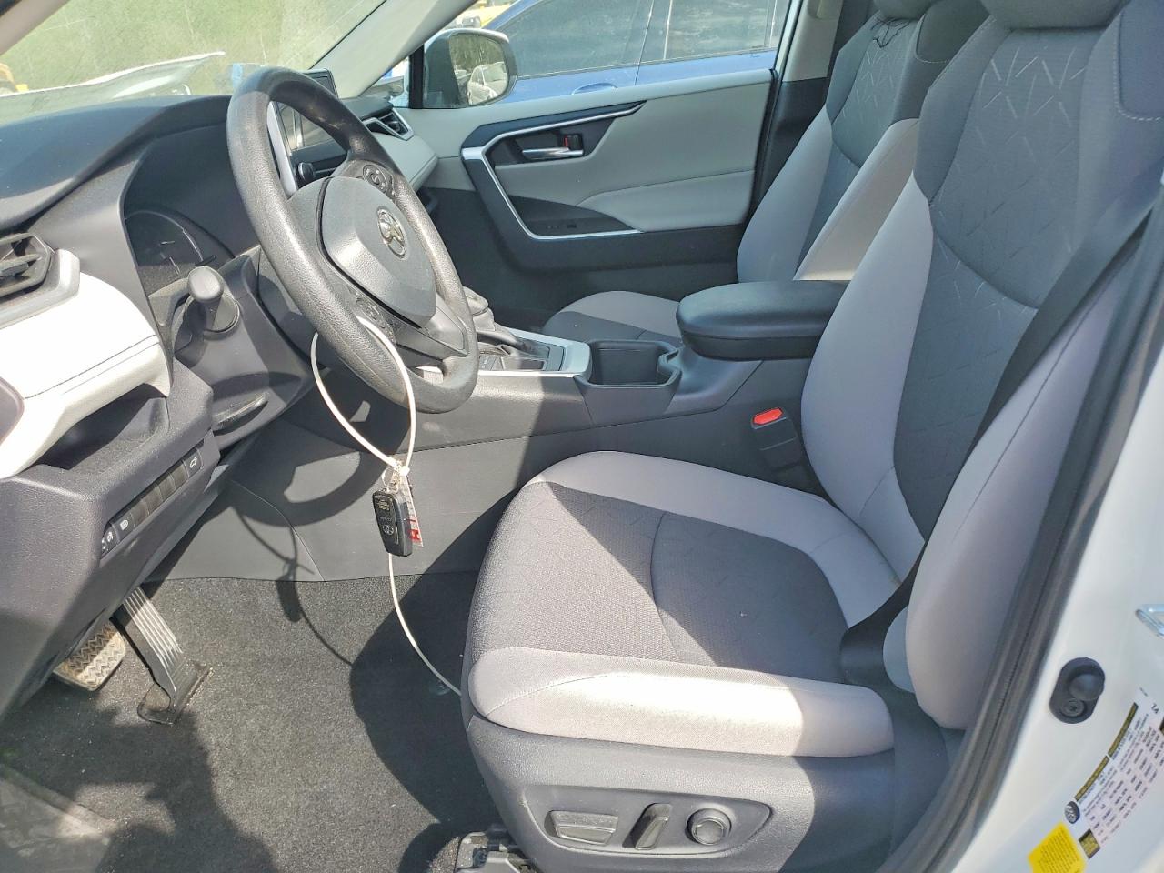 2025 TOYOTA RAV4 XLE photo 13