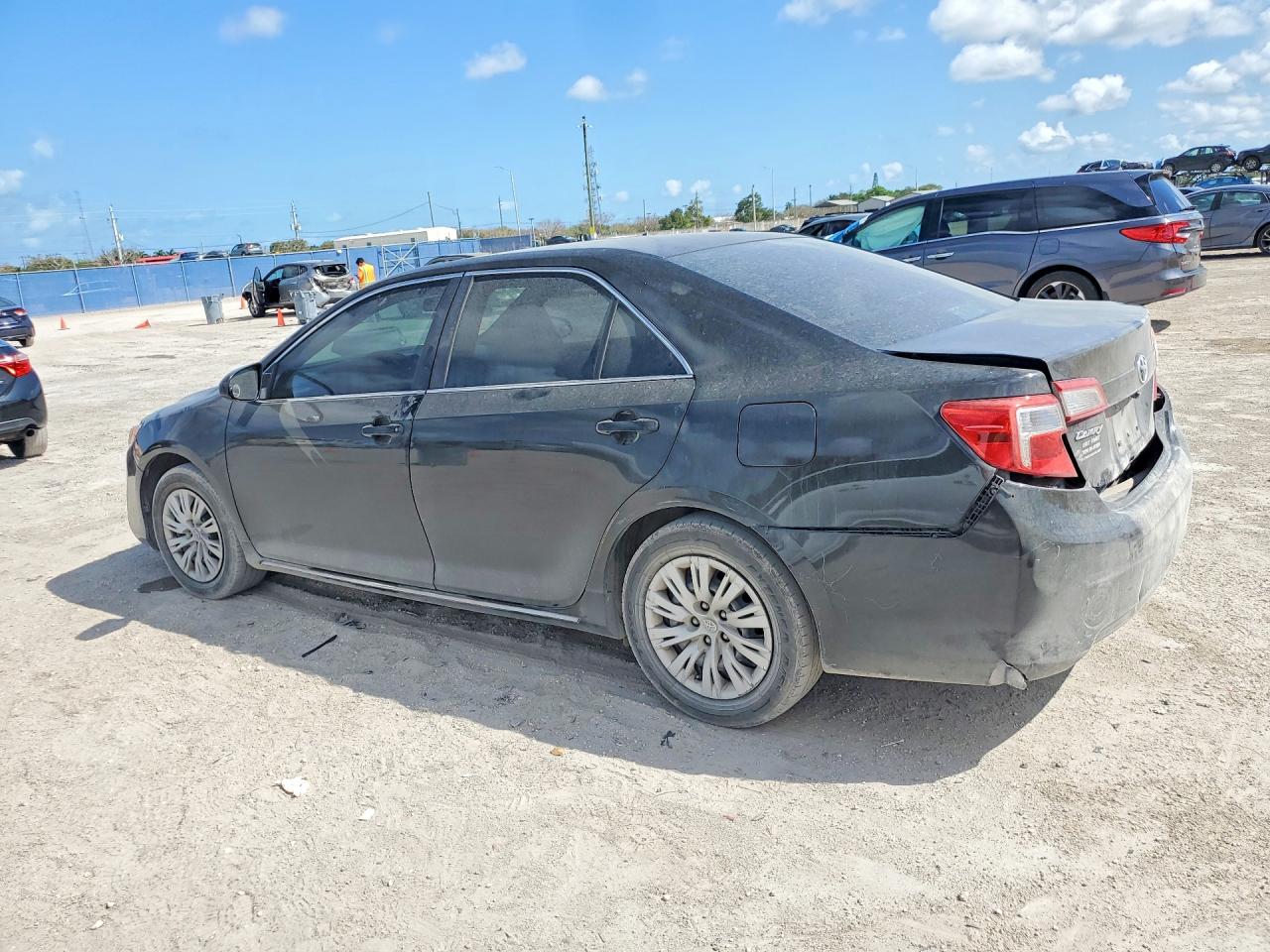 2013 TOYOTA CAMRY LE photo 2