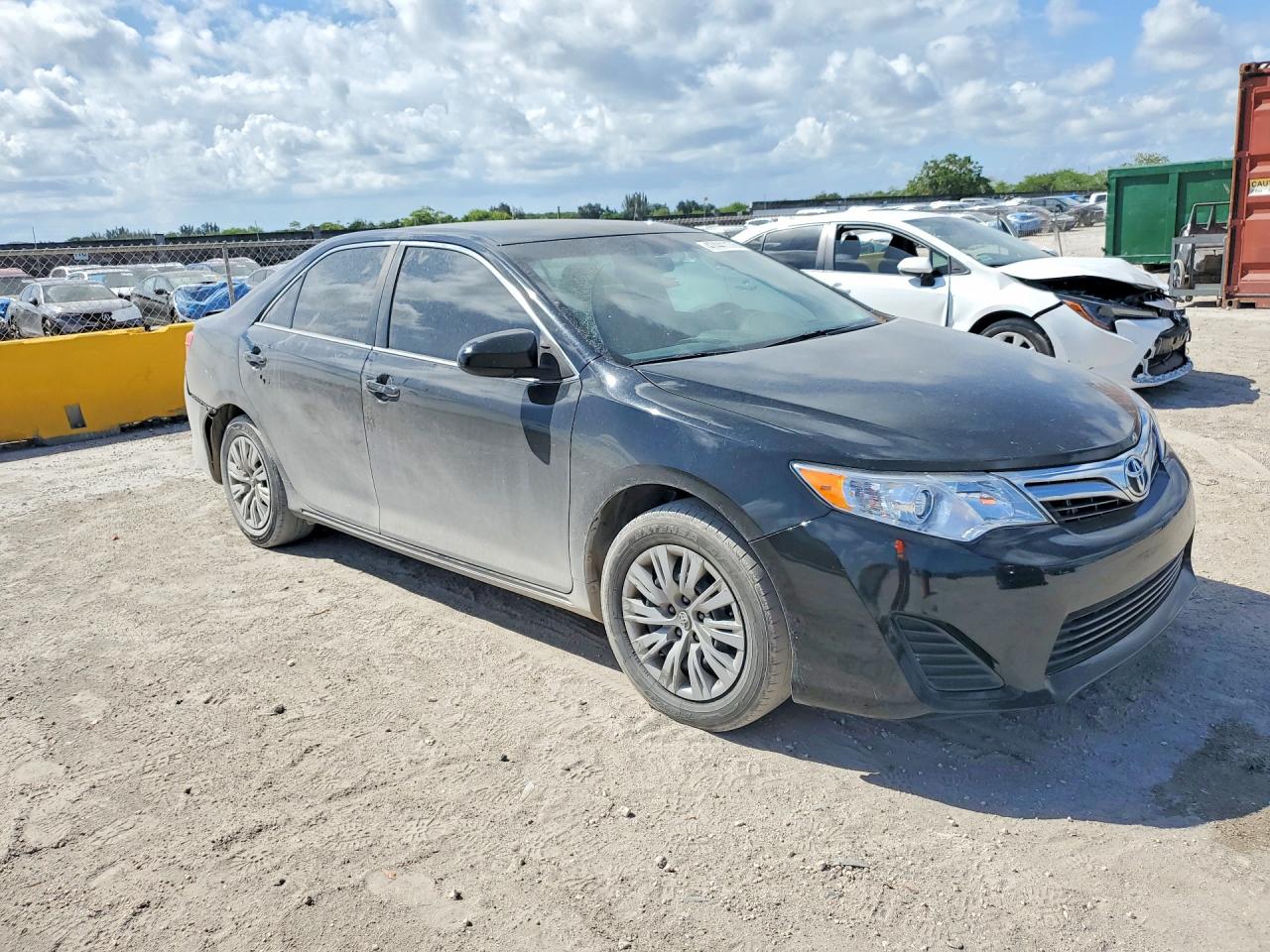 2013 TOYOTA CAMRY LE photo 4