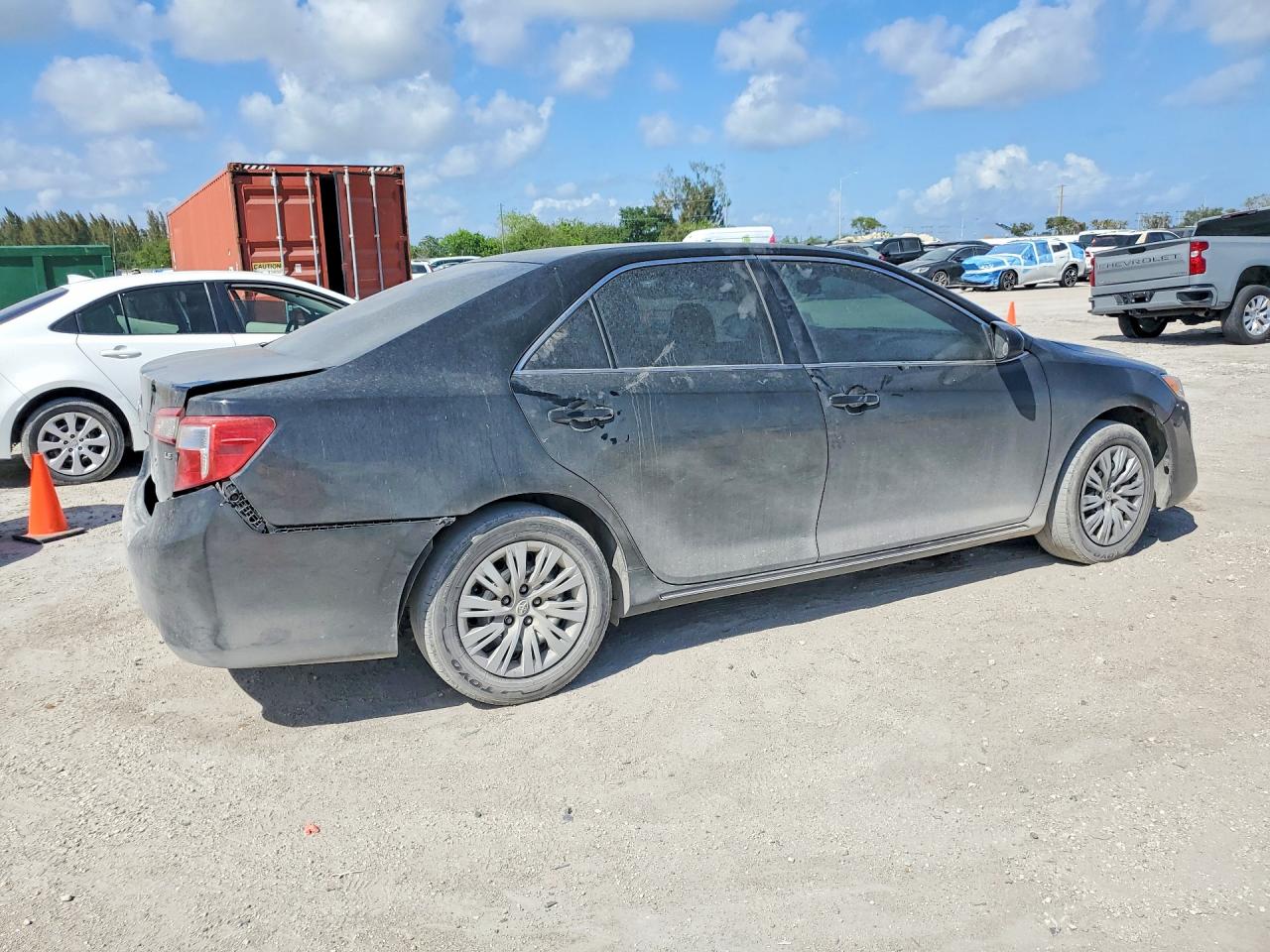 2013 TOYOTA CAMRY LE photo 3