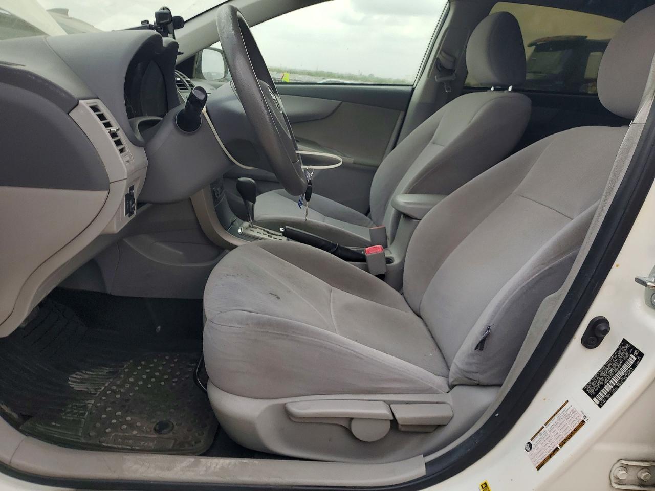 2010 TOYOTA COROLLA LE photo 13